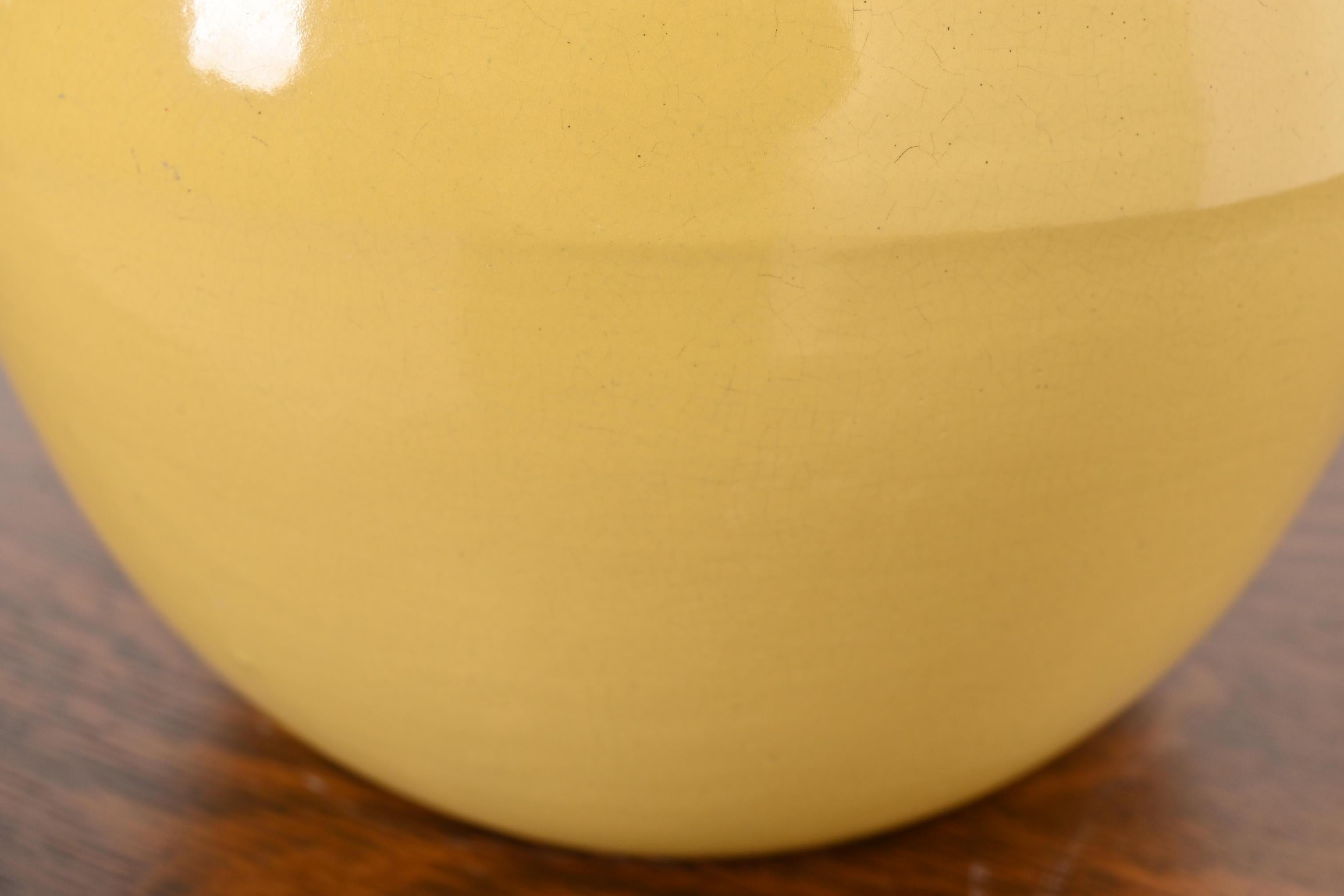 Roseville Pottery Arts & Crafts Grandi brocche in ceramica artistica con manico smaltato giallo in vendita 2