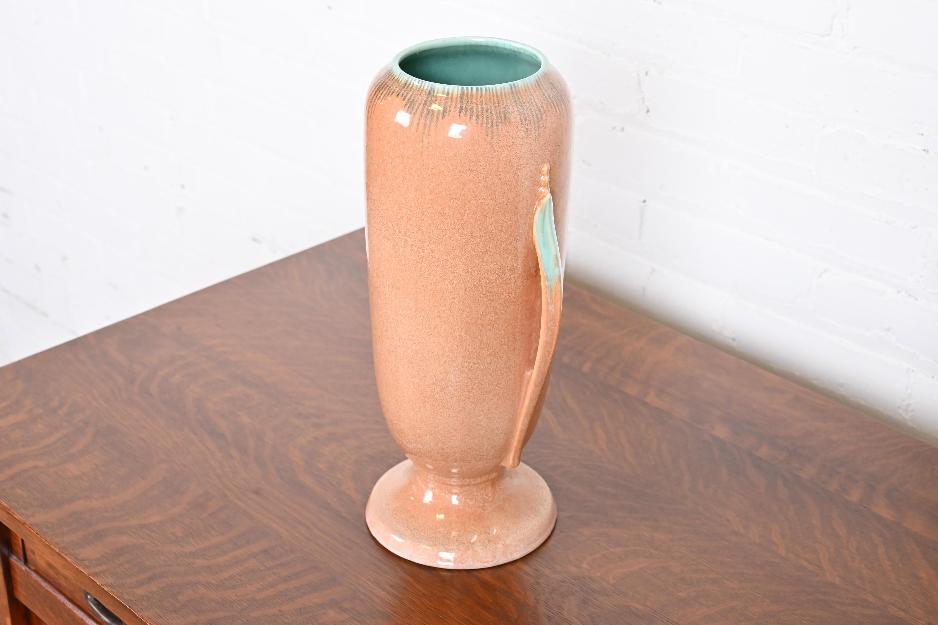 Milieu du XXe siècle Grand vase en poterie d'art à poignée émaillée Orian de Roseville Art Déco, années 1930 en vente