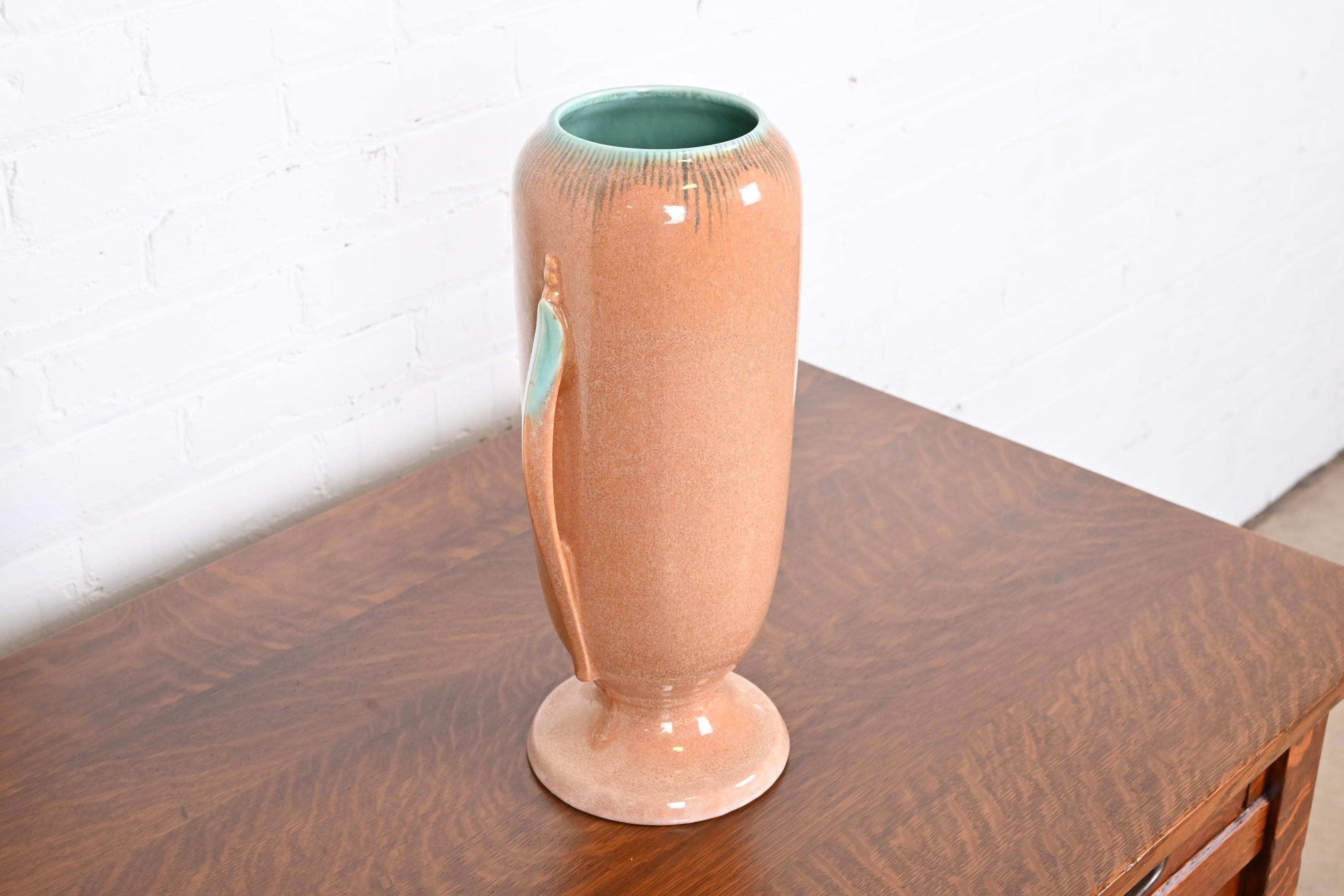 Grand vase en poterie d'art à poignée émaillée Orian de Roseville Art Déco, années 1930 en vente 1