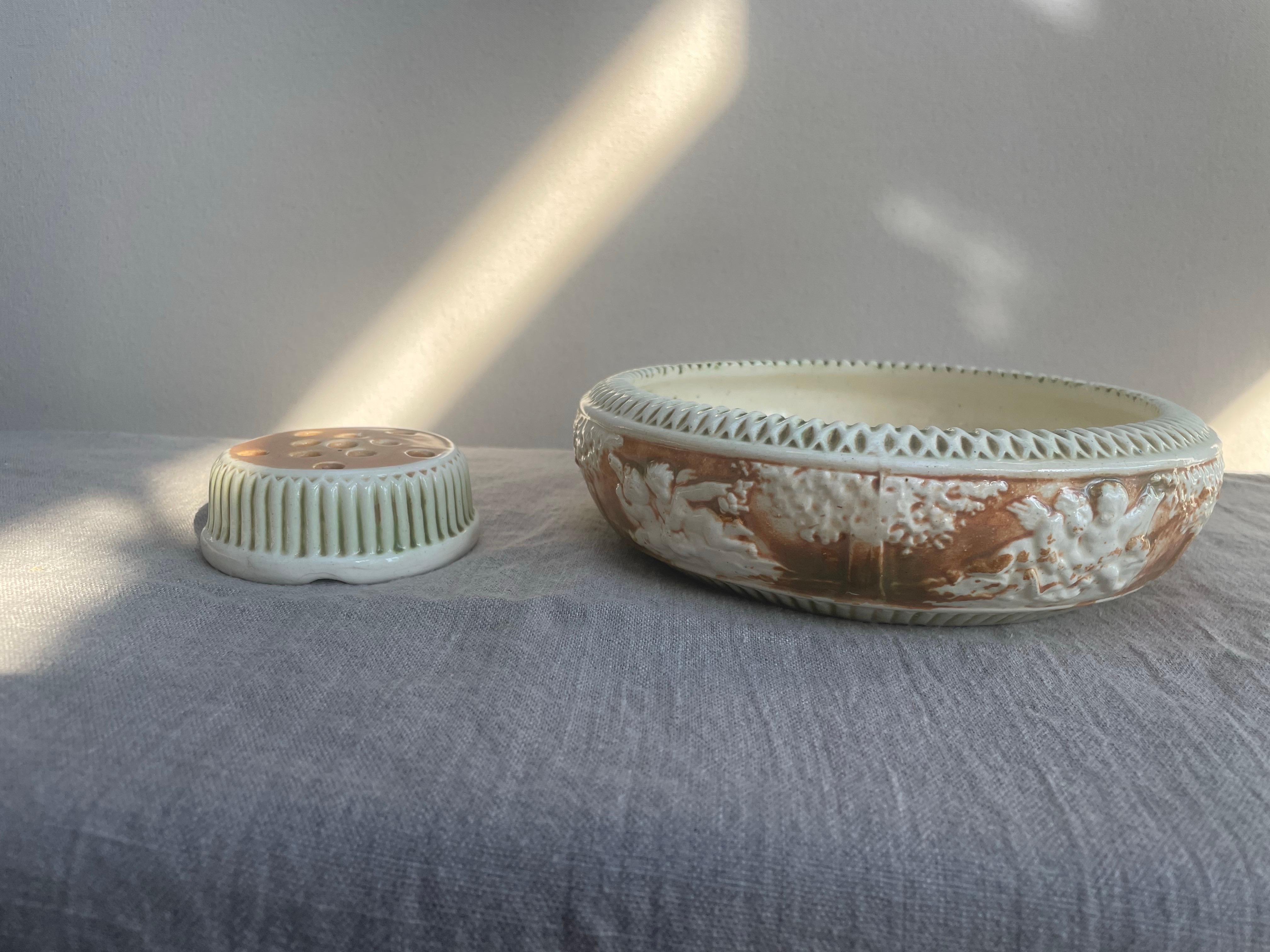 Exemple exceptionnel de poterie d'art américaine du début du XXe siècle, ce bol à fleurs Donatella a été produit par Roseville Pottery en 1918, l'une des premières lignes les plus admirées de l'entreprise. La forme basse et large est magnifiquement