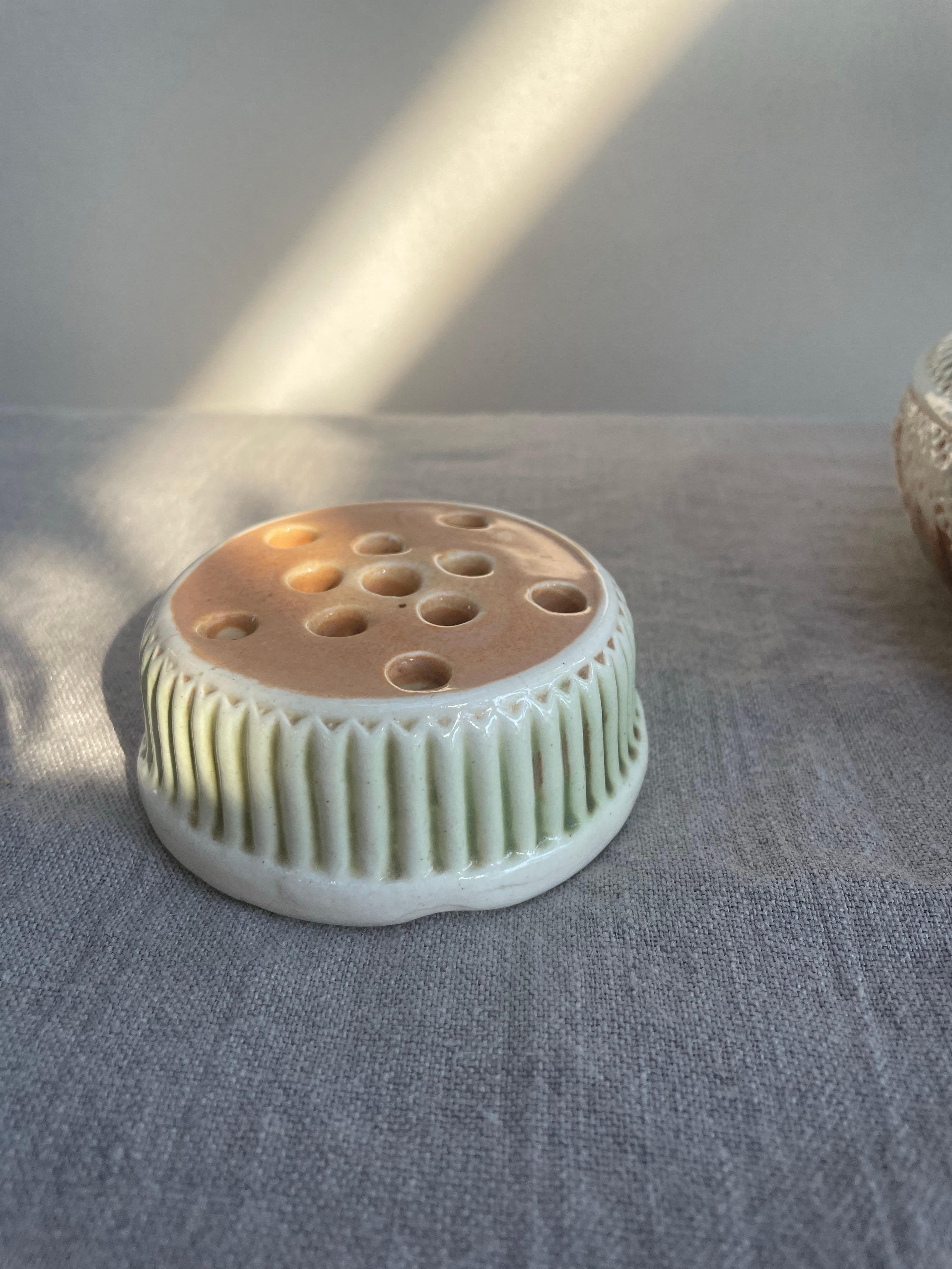 Américain Roseville Pottery Bol à fleurs et grenouille Donatella, 1918 en vente