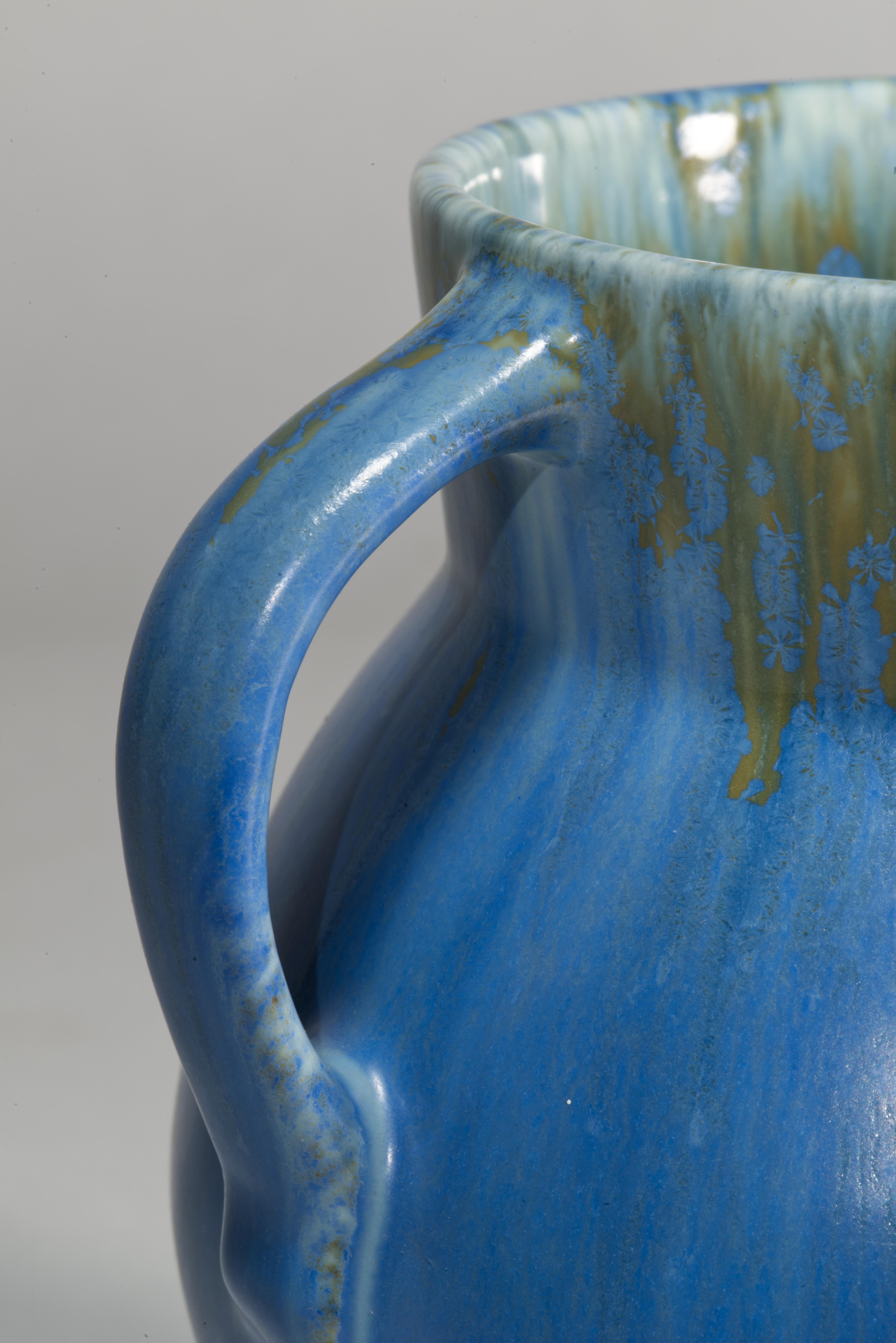 Américain Vase Earlam bleu tourmaline de Roseville Pottery, Frank Franks 1930s en vente