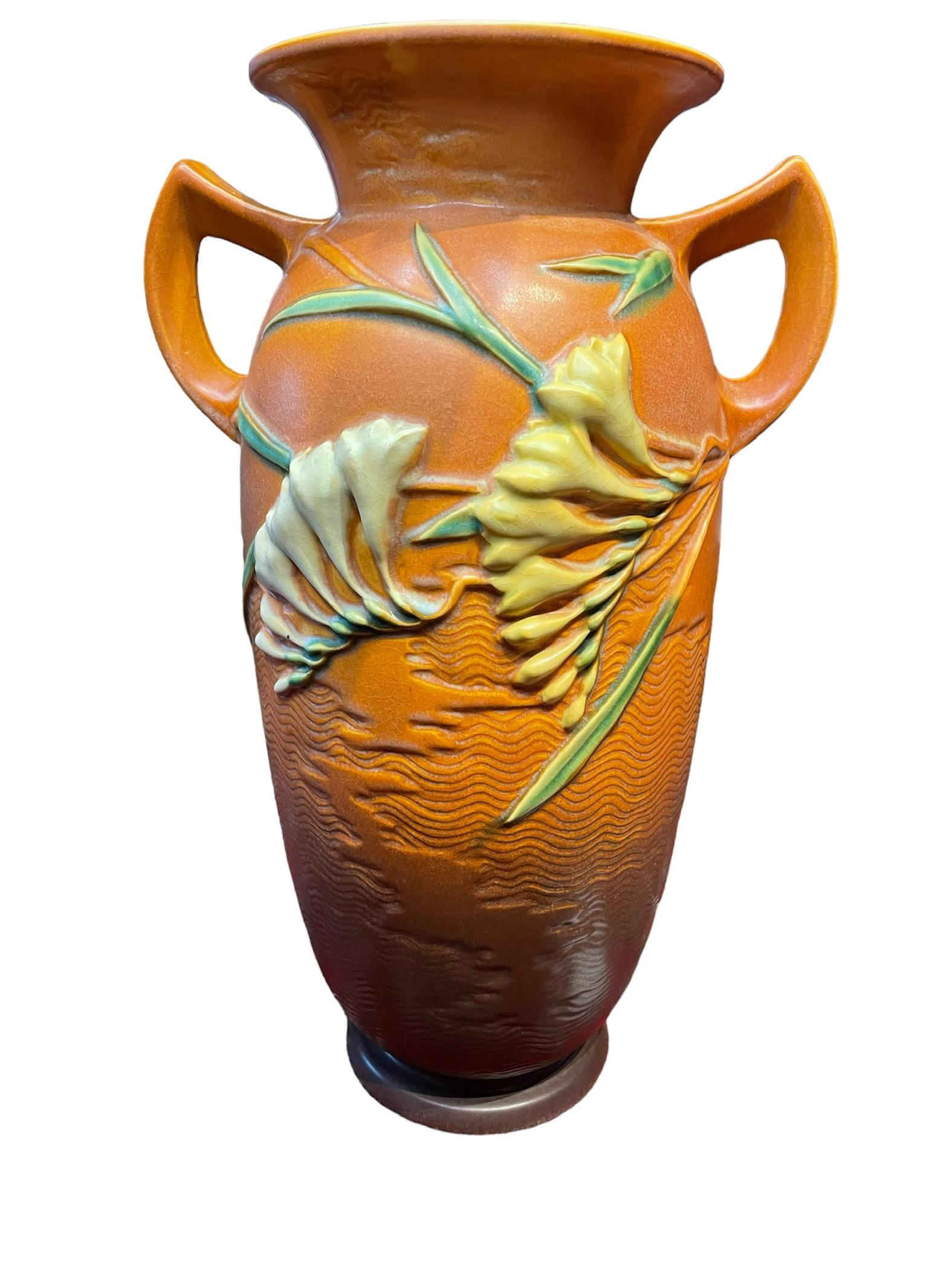 Roseville Pottery Freesia Blume Muster Vase (amerikanisch) im Angebot