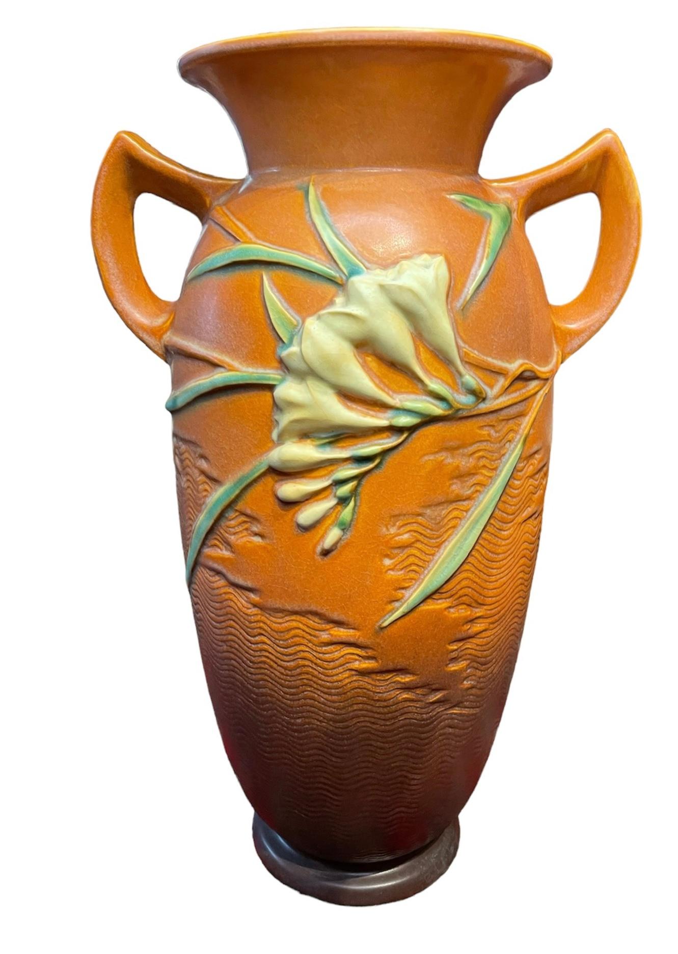 Roseville Pottery Freesia Blume Muster Vase (Repoussé) im Angebot