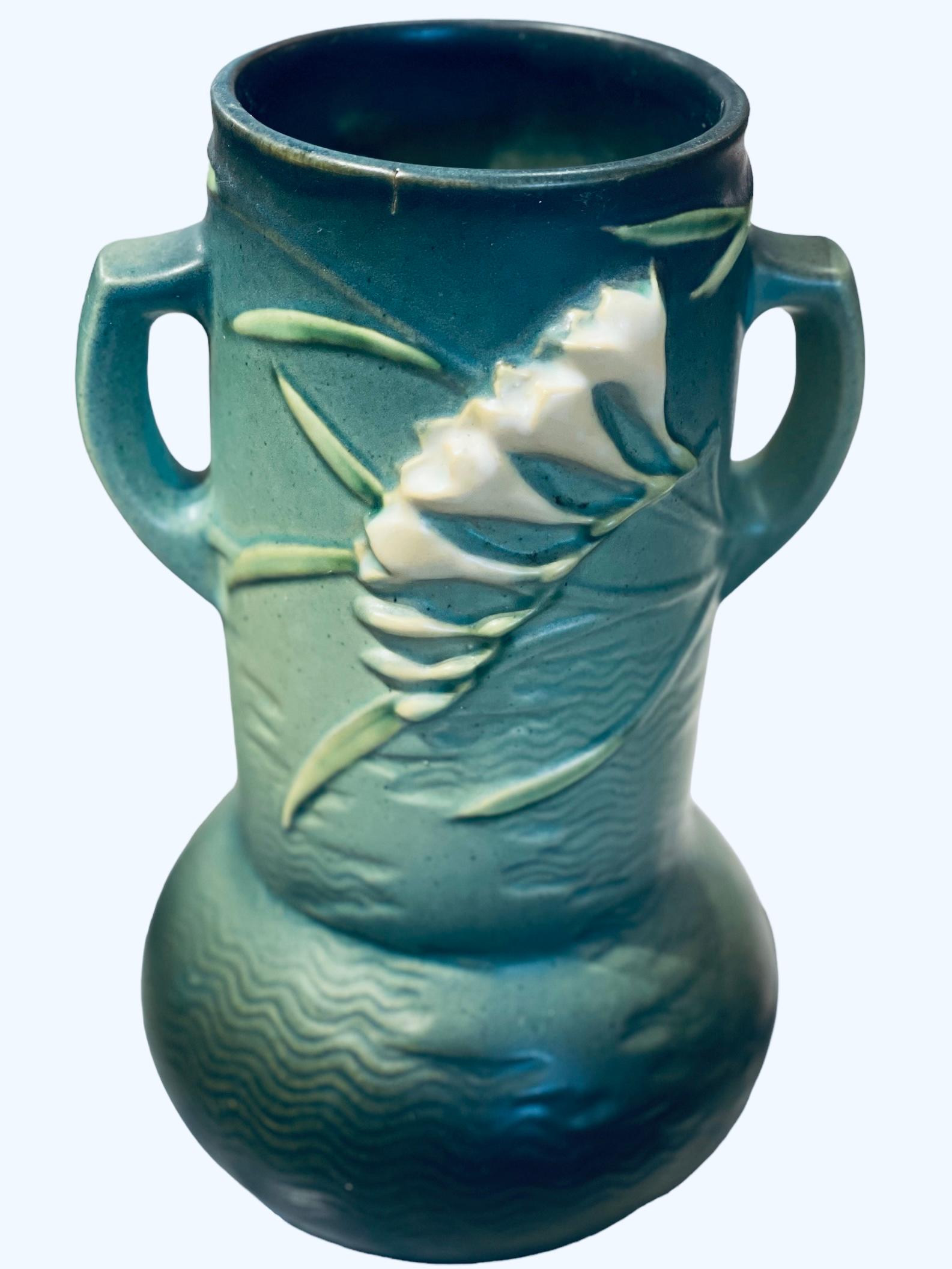 Roseville Pottery Freesia Flower Pattern Vase In Good Condition In Guaynabo, PR