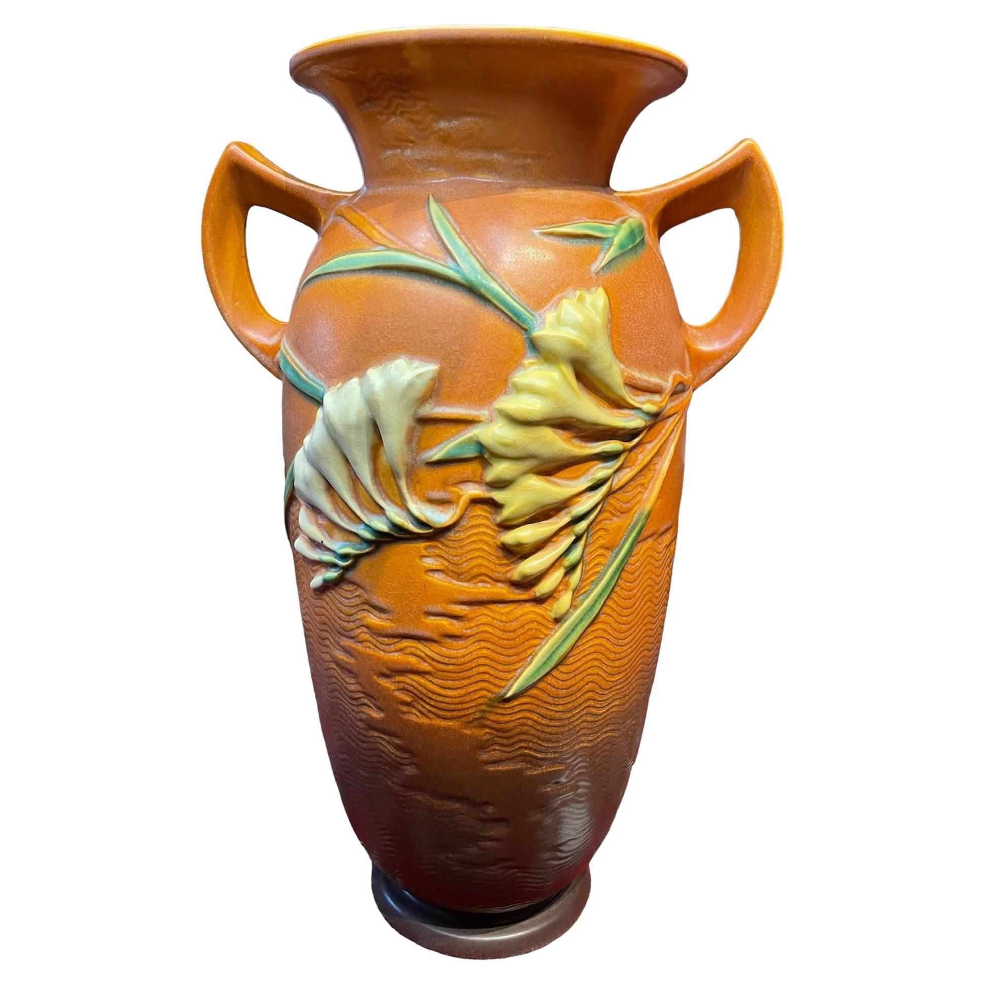 Roseville Pottery Freesia Blume Muster Vase im Angebot
