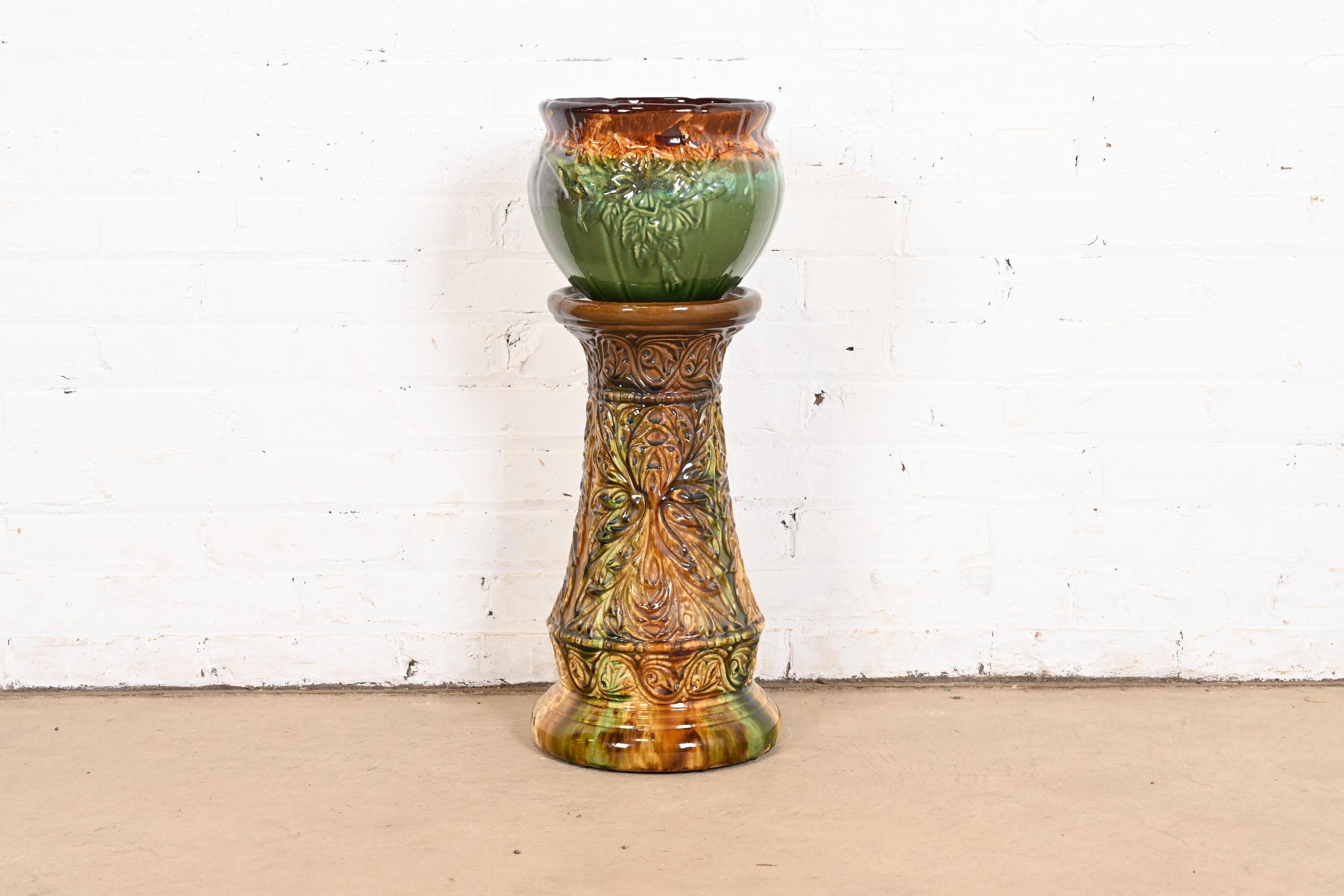 Preciosa jardinera de cerámica esmaltada Arts & Crafts con soporte de pedestal

De Roseville Pottery

EE.UU., alrededor de 1940

Medidas: 10
