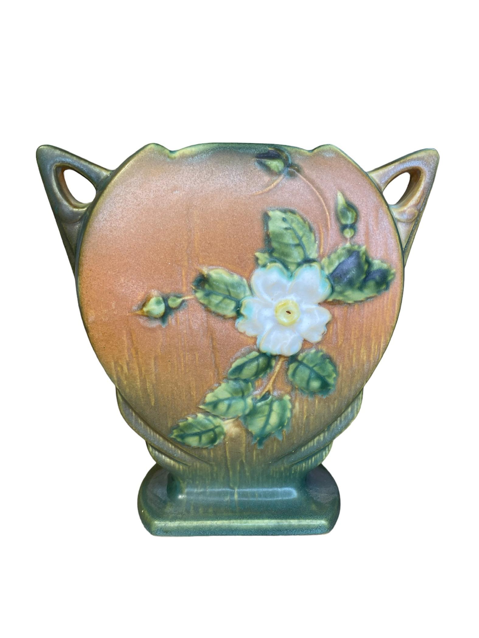  Roseville Pottery White Rose Flower Vase In Good Condition In Guaynabo, PR