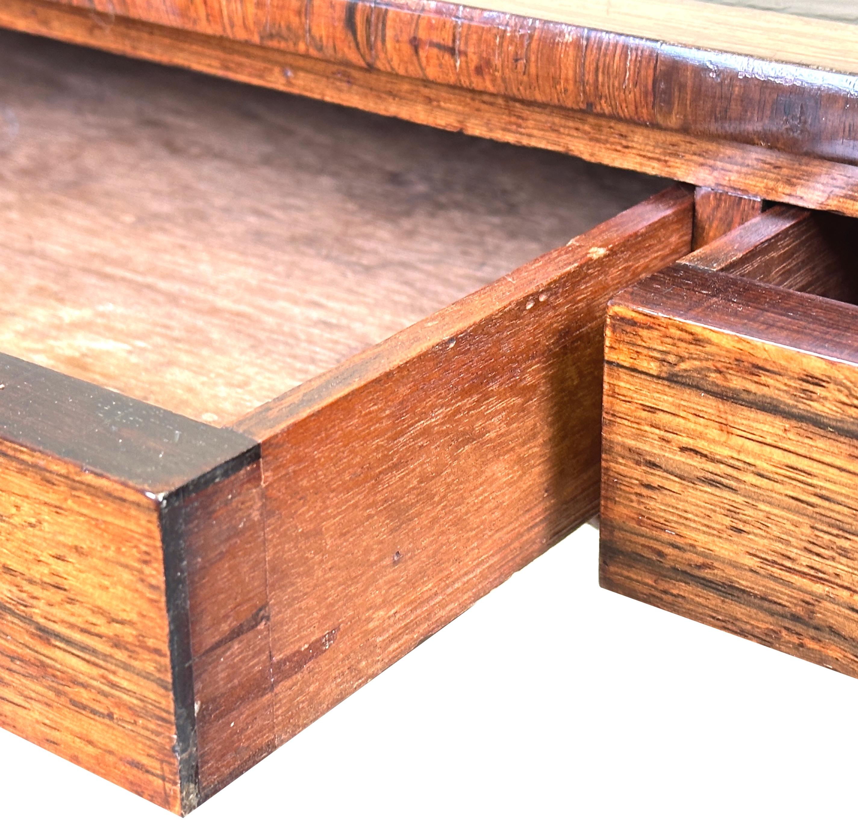 Table d'écriture en bois de rose du 19ème siècle en vente 1
