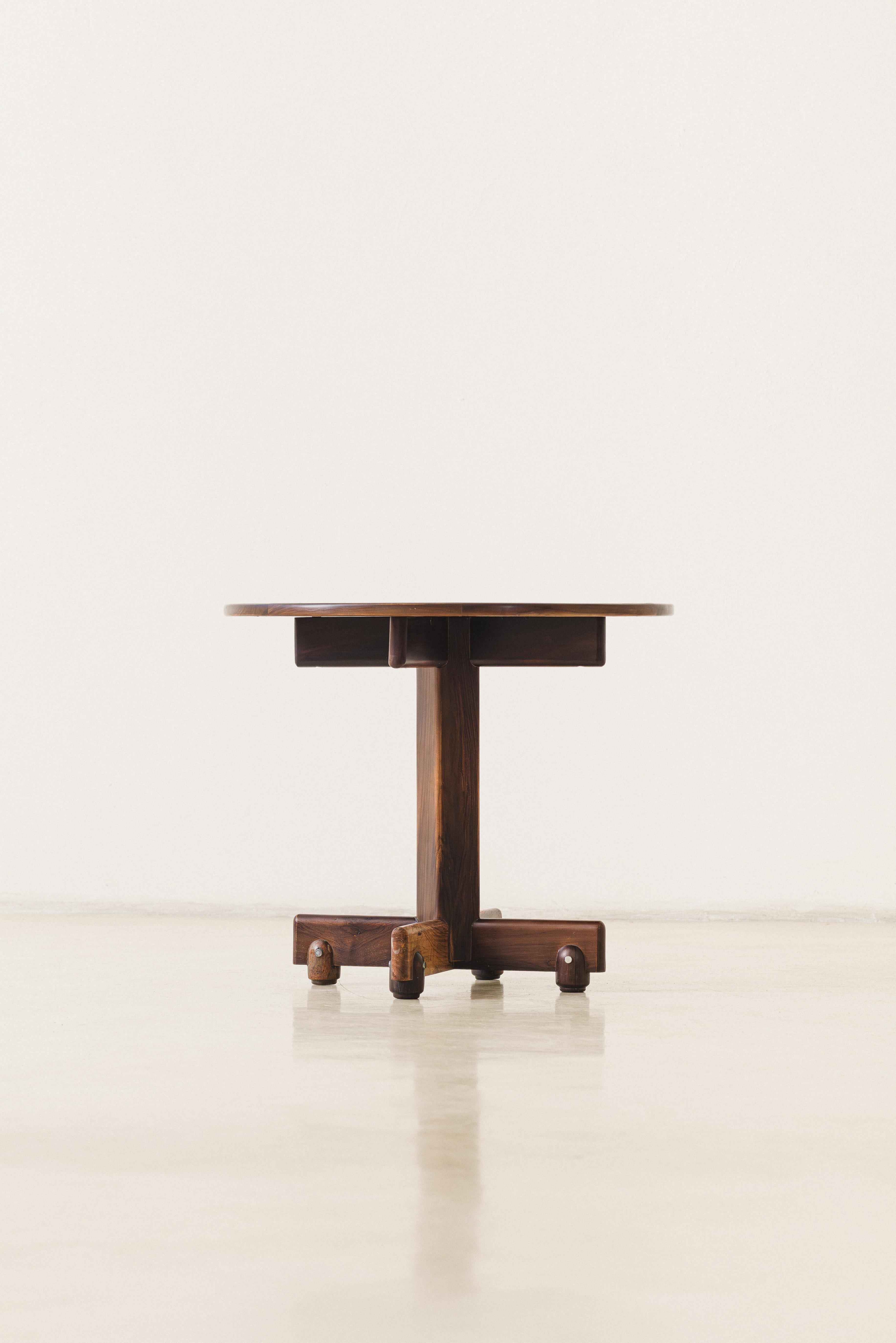 Rosewood Alex Coffee Table, Midcentury Design by Sergio Rodrigues, Oca, 1960.  In Good Condition For Sale In New York, NY