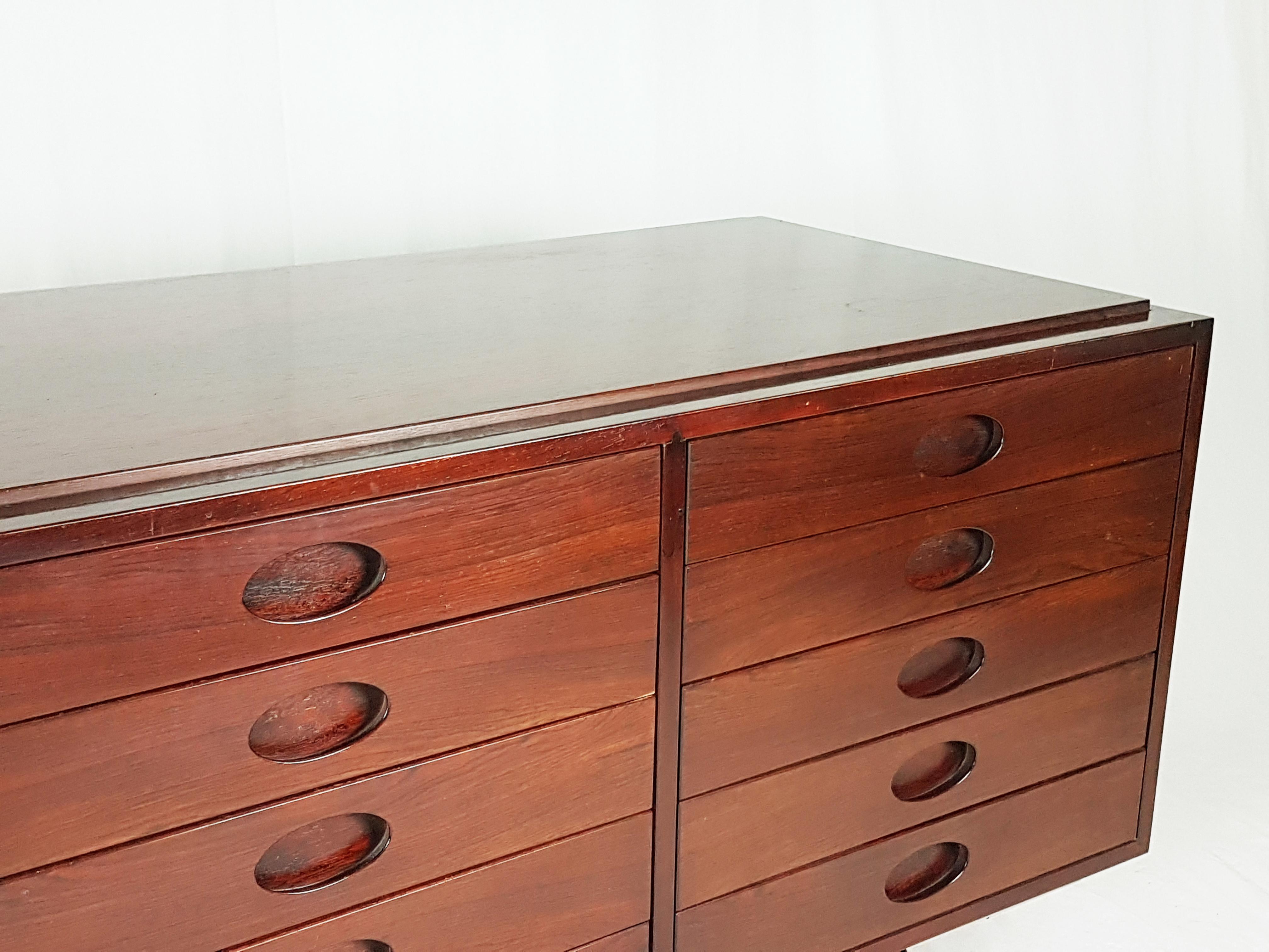 Stained wood  & Aluminum '60s Chest of Drawers by G. Frattini for Bernini In Good Condition In Varese, Lombardia