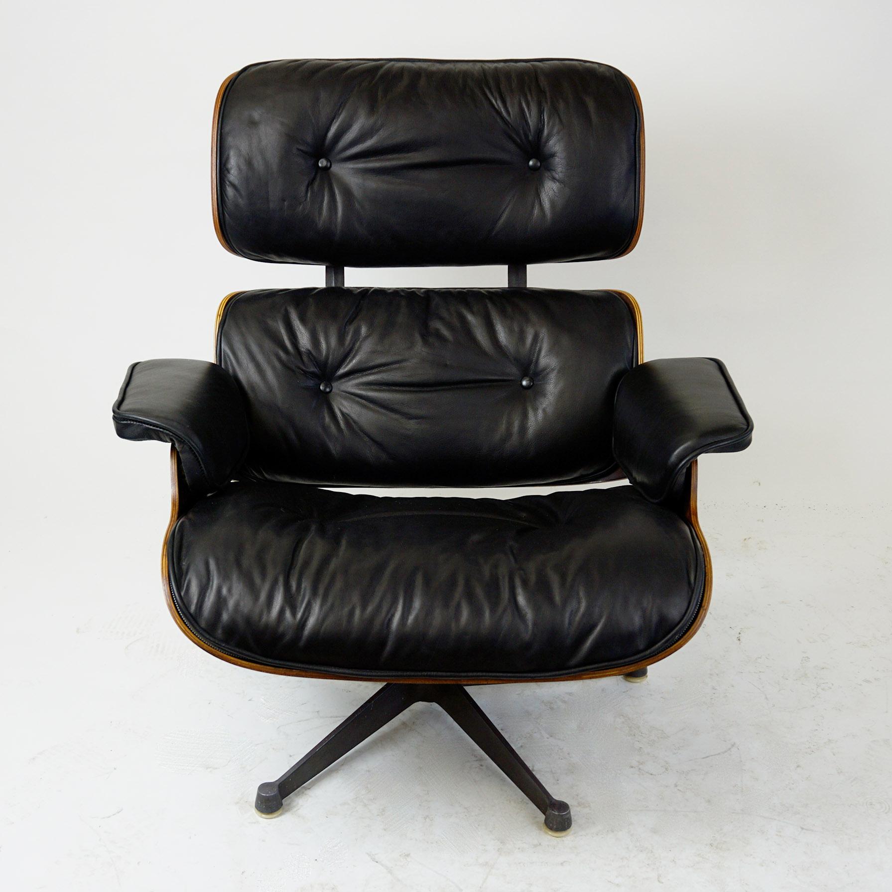 Charming and comfortable midcentury Herman Miller lounge chair, mod no 670, produced, circa 1960s by the Italian Company ICF for Herman Miller. Based in Milan, ICF produced licensed originals for Miller until 1986.
All wood parts have been slightly