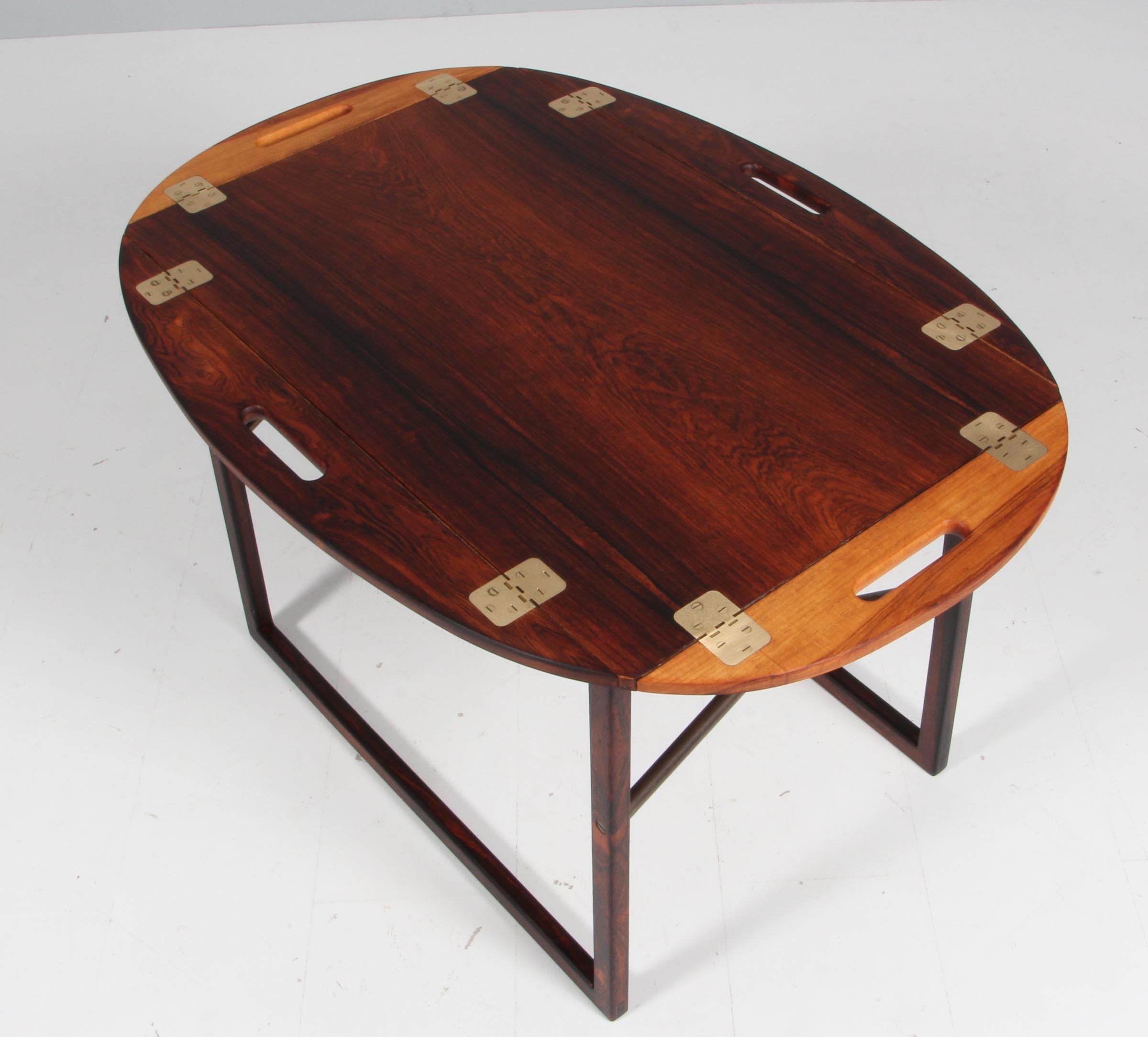 All original, excellent condition tray table (removable tray) in Brazilian rosewood with brass cross stretchers. Danish modern design by Svend Langkilde for Illums Bolighus.