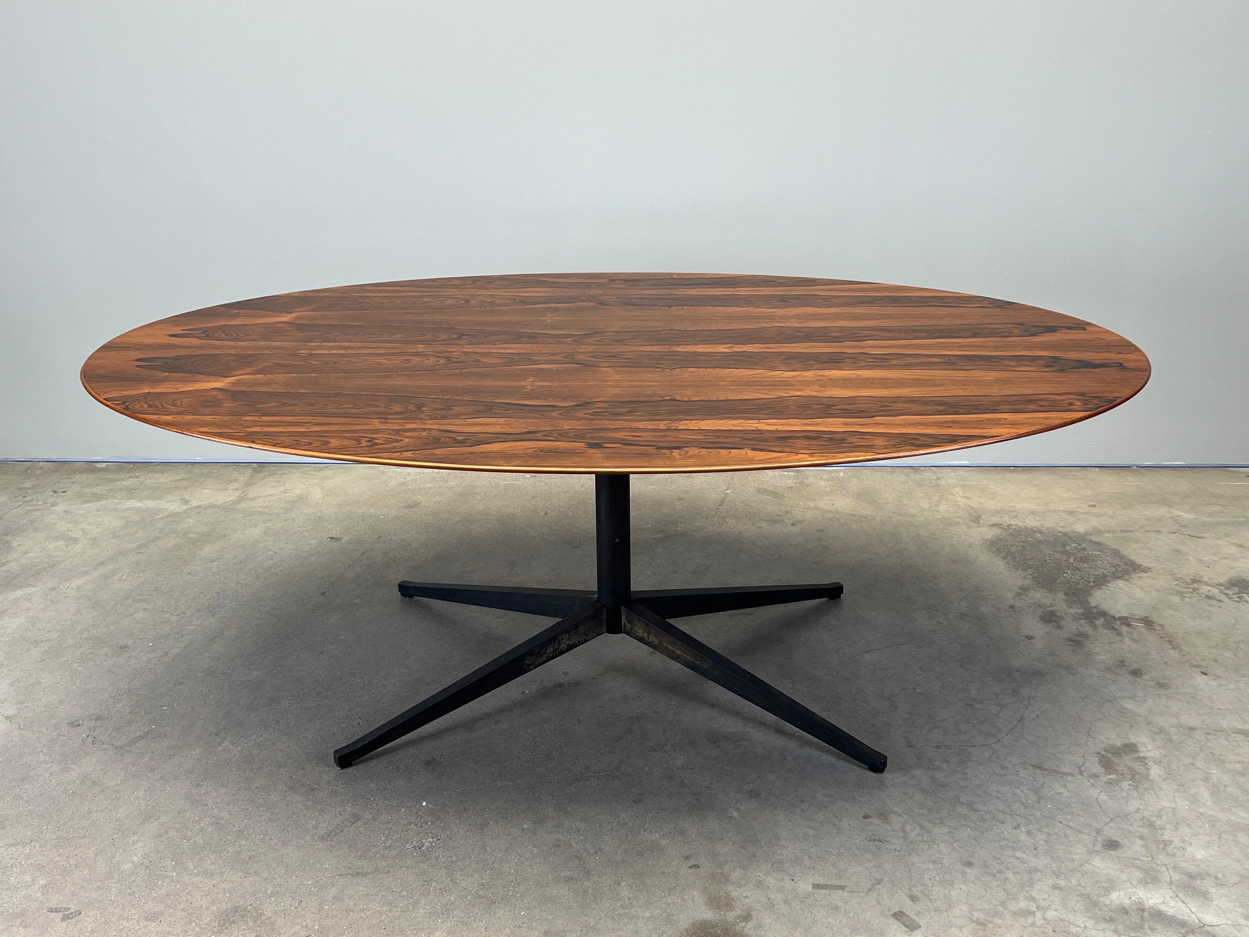 Table à manger ovale / bureau en bois de rose et bronze Florence Knoll Bon état - En vente à Dallas, TX