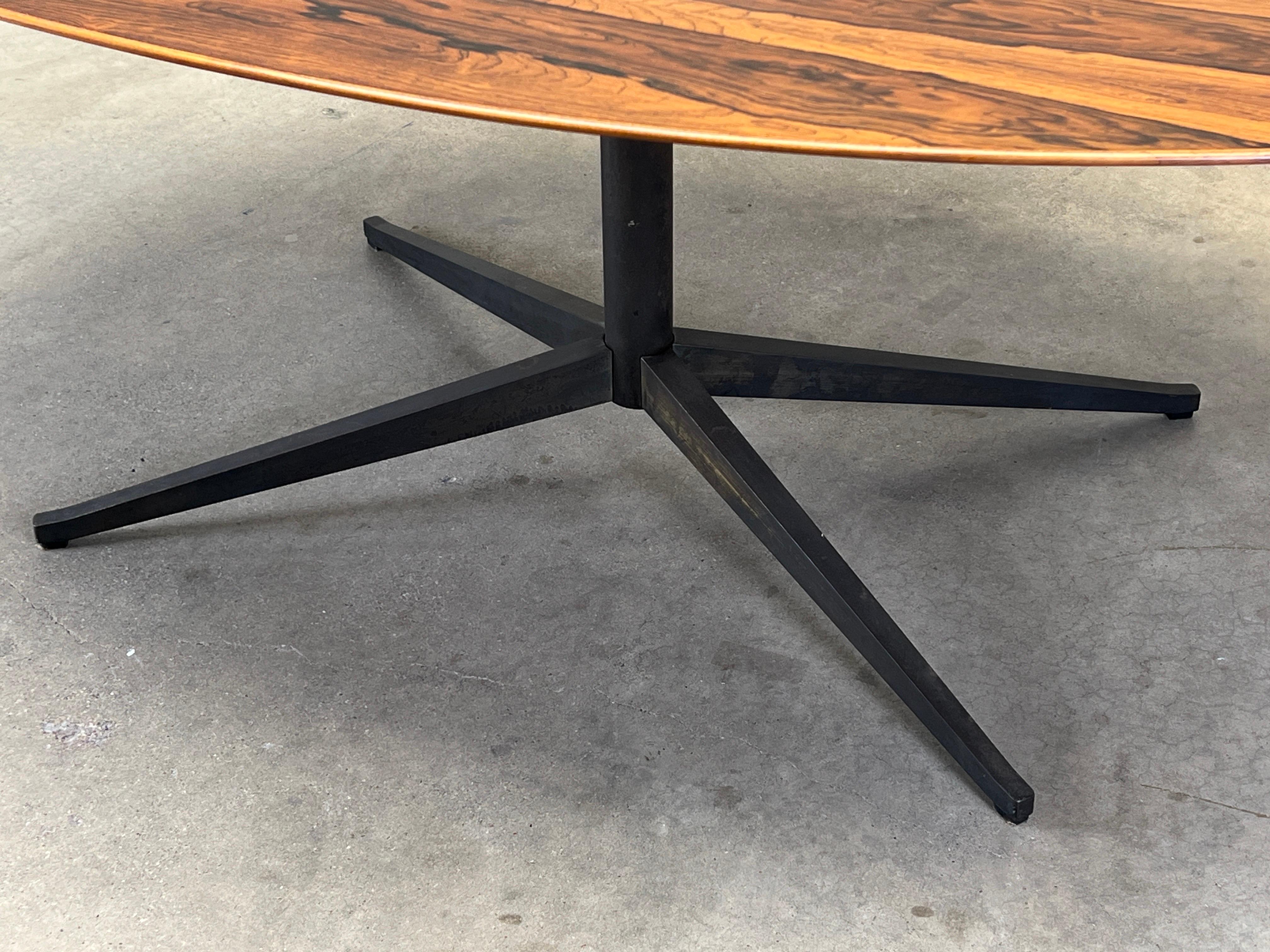 Bois de rose Table à manger ovale / bureau en bois de rose et bronze Florence Knoll en vente