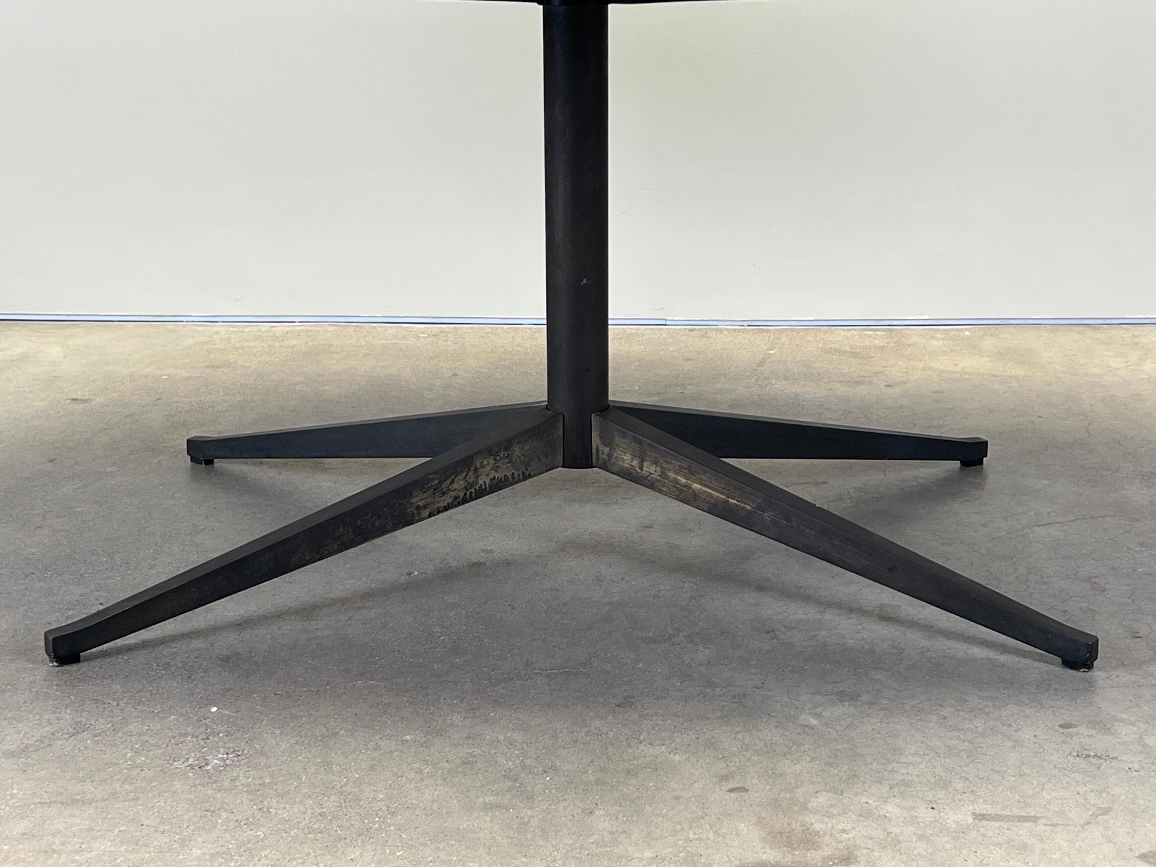 Table à manger ovale / bureau en bois de rose et bronze Florence Knoll en vente 1