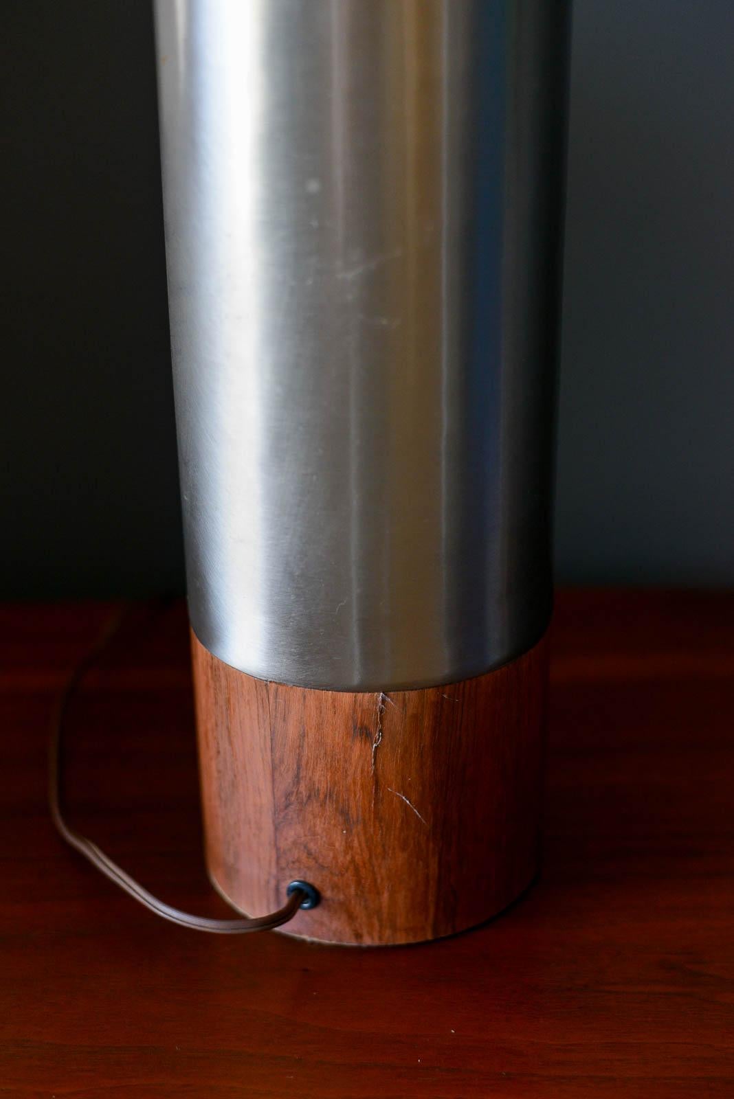 Lampe de table à cylindre en bois de rose et aluminium brossé par Laurel, circa 1970 en vente 4