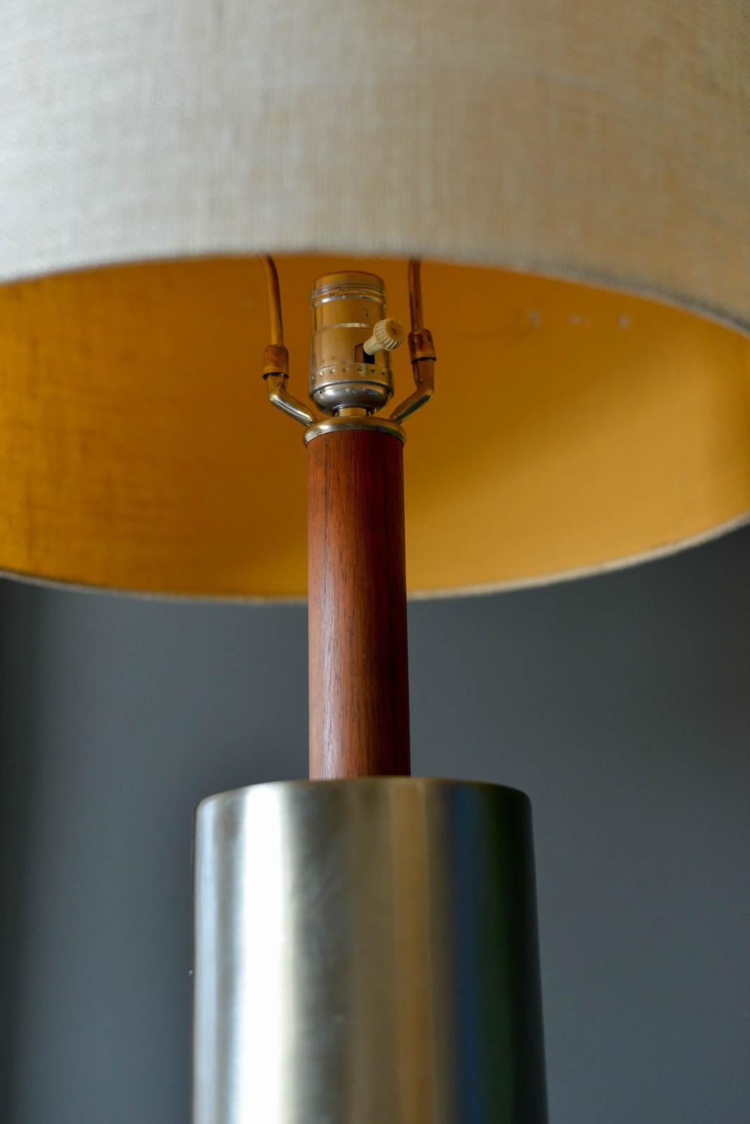 Rosewood and Brushed Aluminium Cylinder Table Lamp by Laurel, circa 1970 In Good Condition For Sale In Costa Mesa, CA
