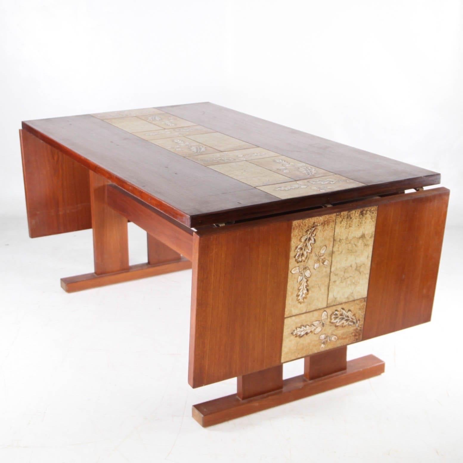Rare table de salle à manger extensible en palissandre et céramique des années soixante.
Grande taille, excellente qualité et bon état.
Dimensions totales : 243x88x71h cm
Sans extension : 151x88x71h cm
