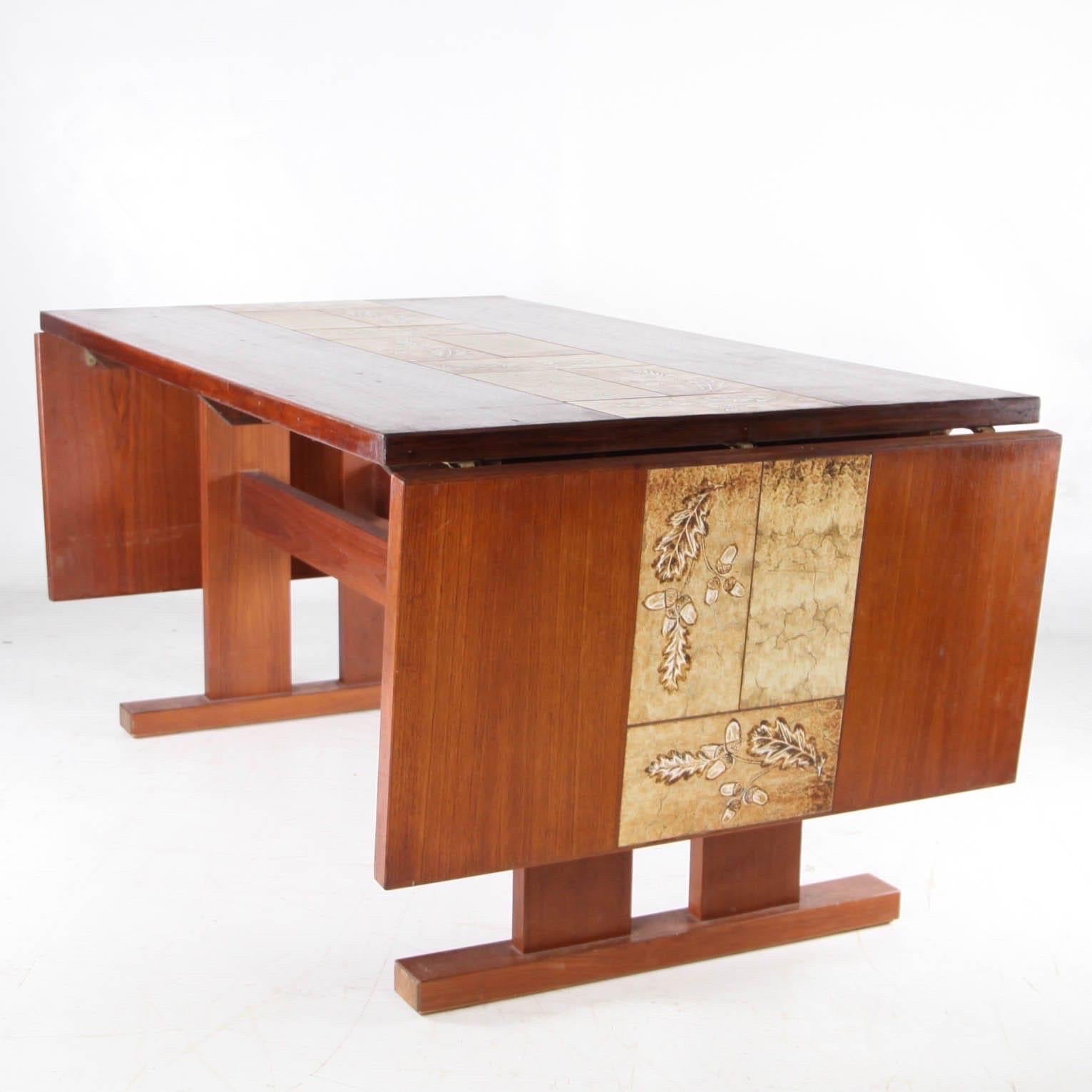 Milieu du XXe siècle Table de salle à manger à rallonge en palissandre et céramique en vente