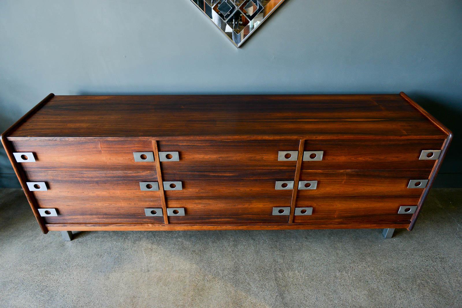 Rosewood and Chrome 9-Drawer Dresser by Leif Jacobsen, circa 1970 In Good Condition In Costa Mesa, CA
