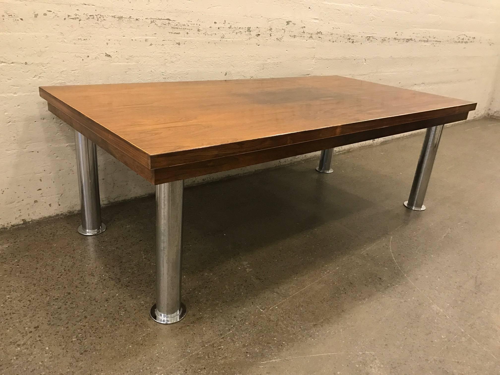 Table de conférence en bois de rose et chrome, de style moderne du milieu du siècle, avec pieds cylindriques en acier chromé. Table industrielle. Peut également être utilisée comme table à manger.