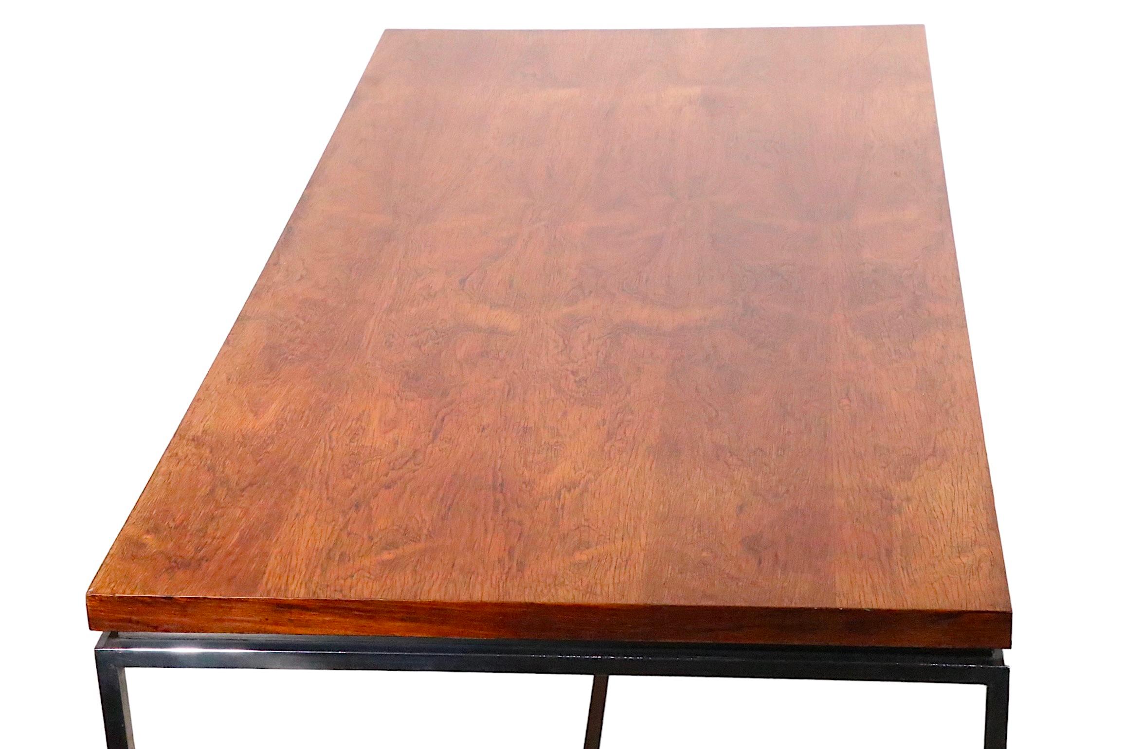 Américain  Table de bureau à index Drexel en bois de rose et chrome des années 1970 en vente