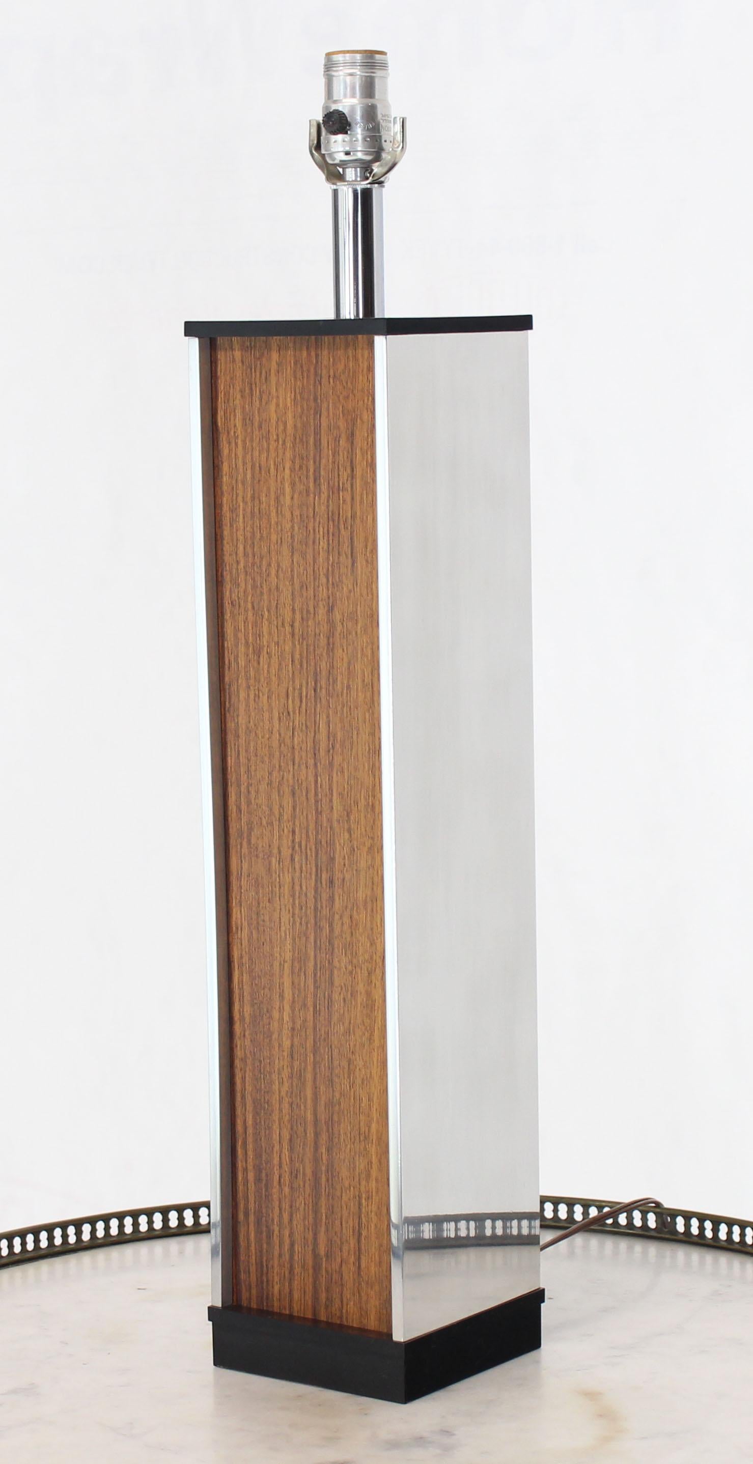 Lampe de table moderne danoise du milieu du siècle, en chrome poli et bois de rose. Présence évidente de lignes d'influence de Finn Juhl.