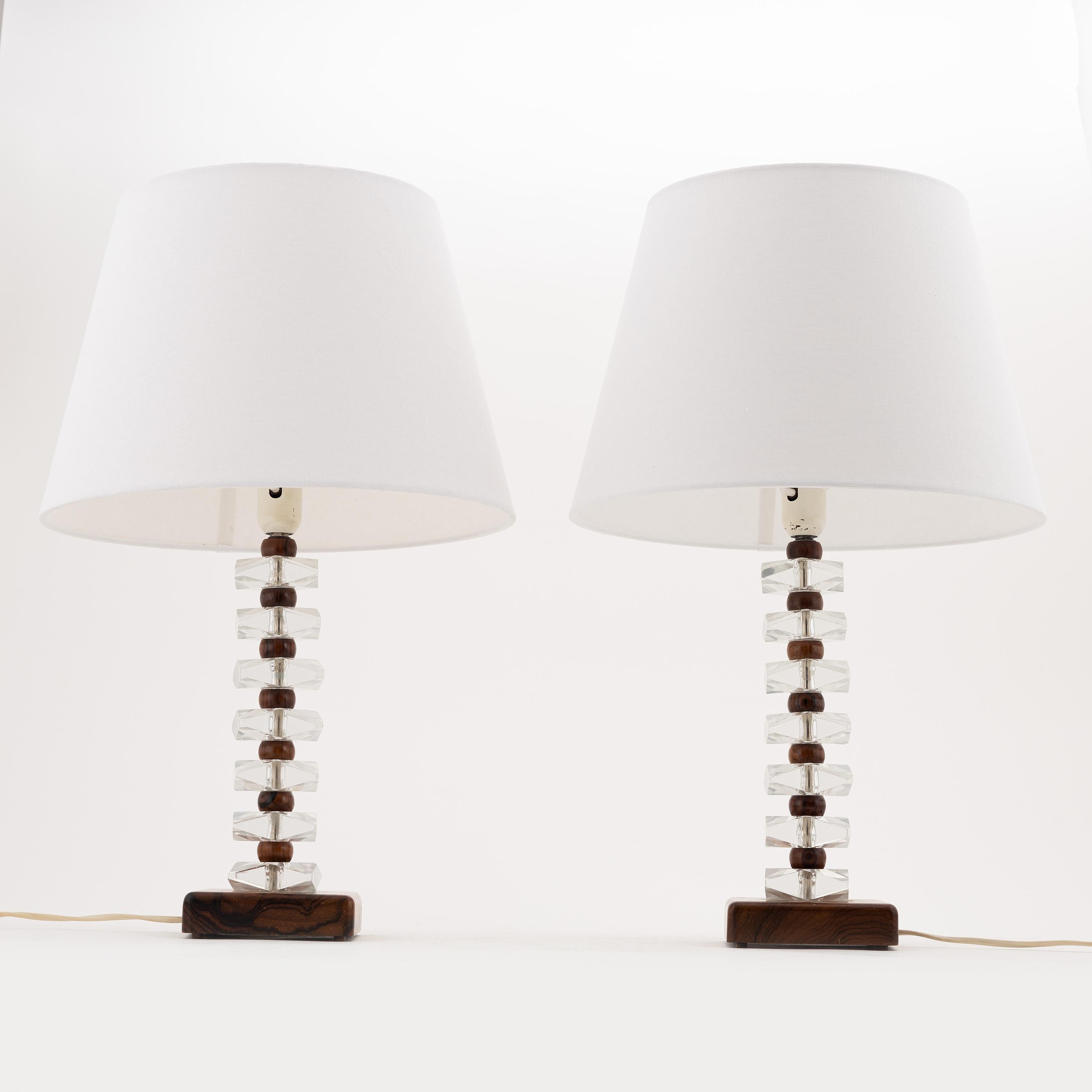 Lámpara de mesa de palisandro y cristal de Orrefors, Suecia, 1960 Sueco en venta