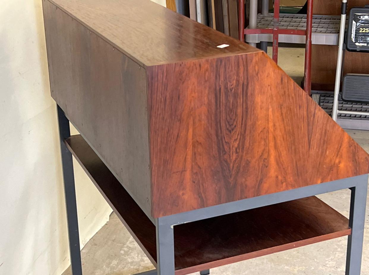 Palisander und Eisen Fall Front Sekretär oder Schreibtisch im Zustand „Gut“ im Angebot in Chicago, IL