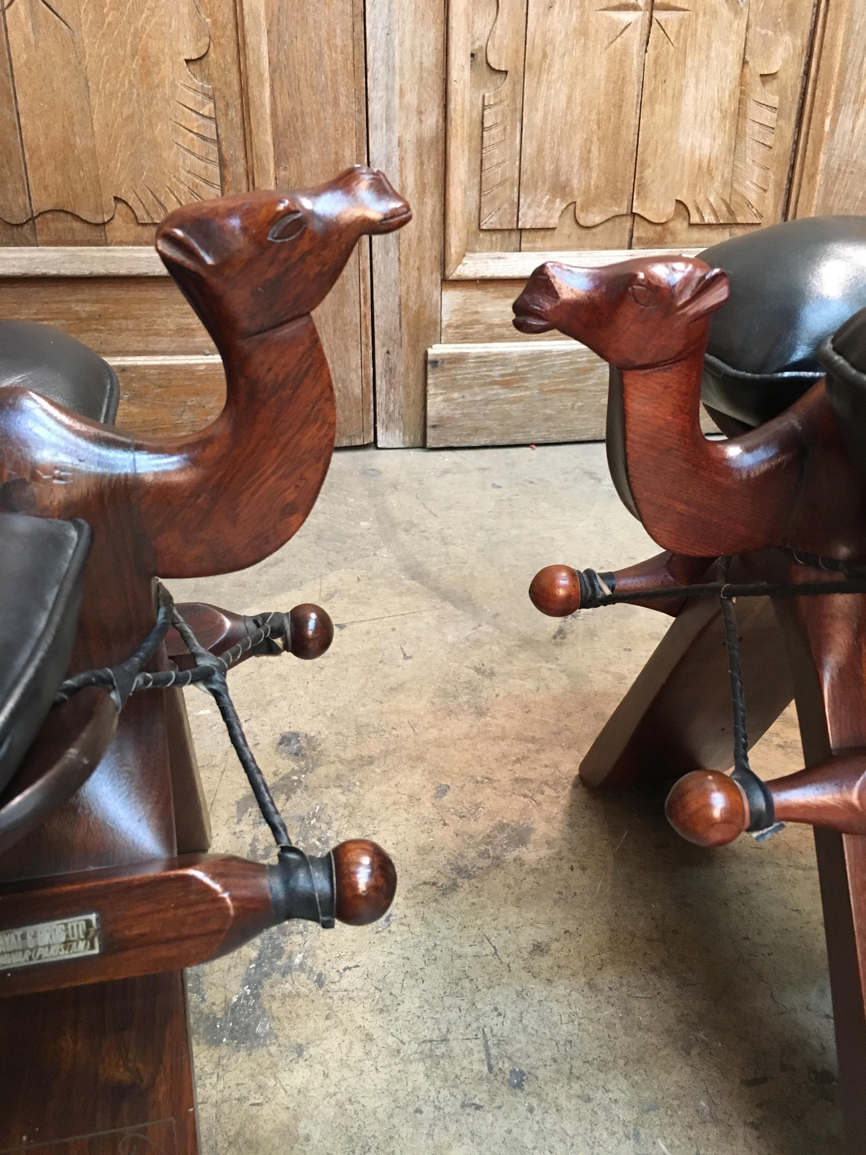 Hocker aus Rosenholz und Leder mit Kamel-Sattee von M. Hayat & Bros Ltd. 3