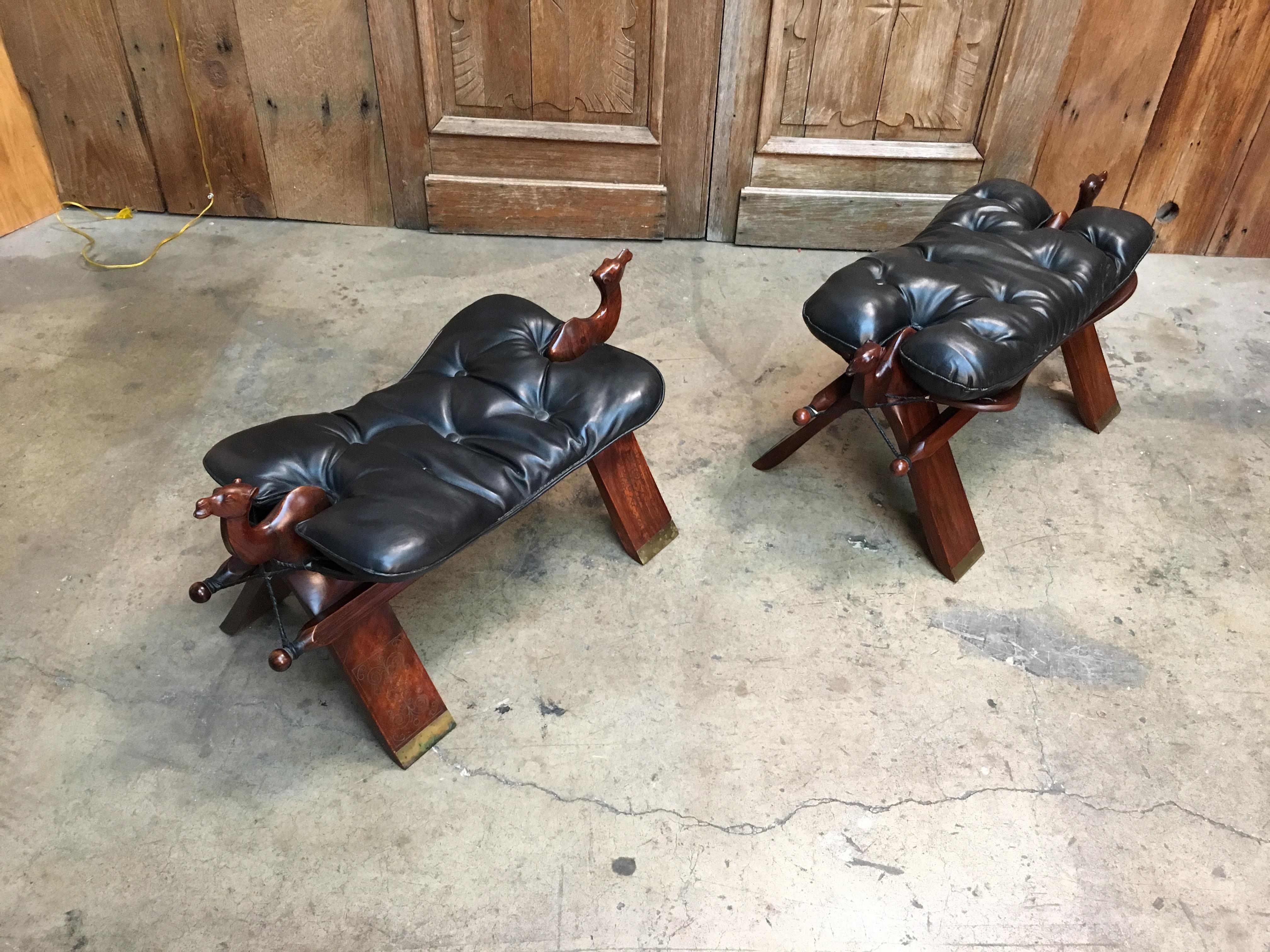 Hocker aus Rosenholz und Leder mit Kamel-Sattee von M. Hayat & Bros Ltd. (Pakistanisch)
