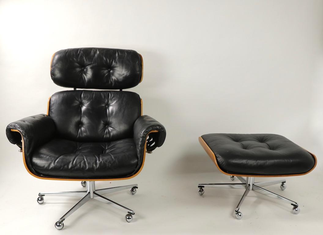 Very nice Mid-Century Modern Eames style lounge chair and ottoman having a bent rosewood shell, and tufted leather seat and back cushions. We believe this example was produced in Germany, circa 1970s, however it is unsigned. Very well made, top