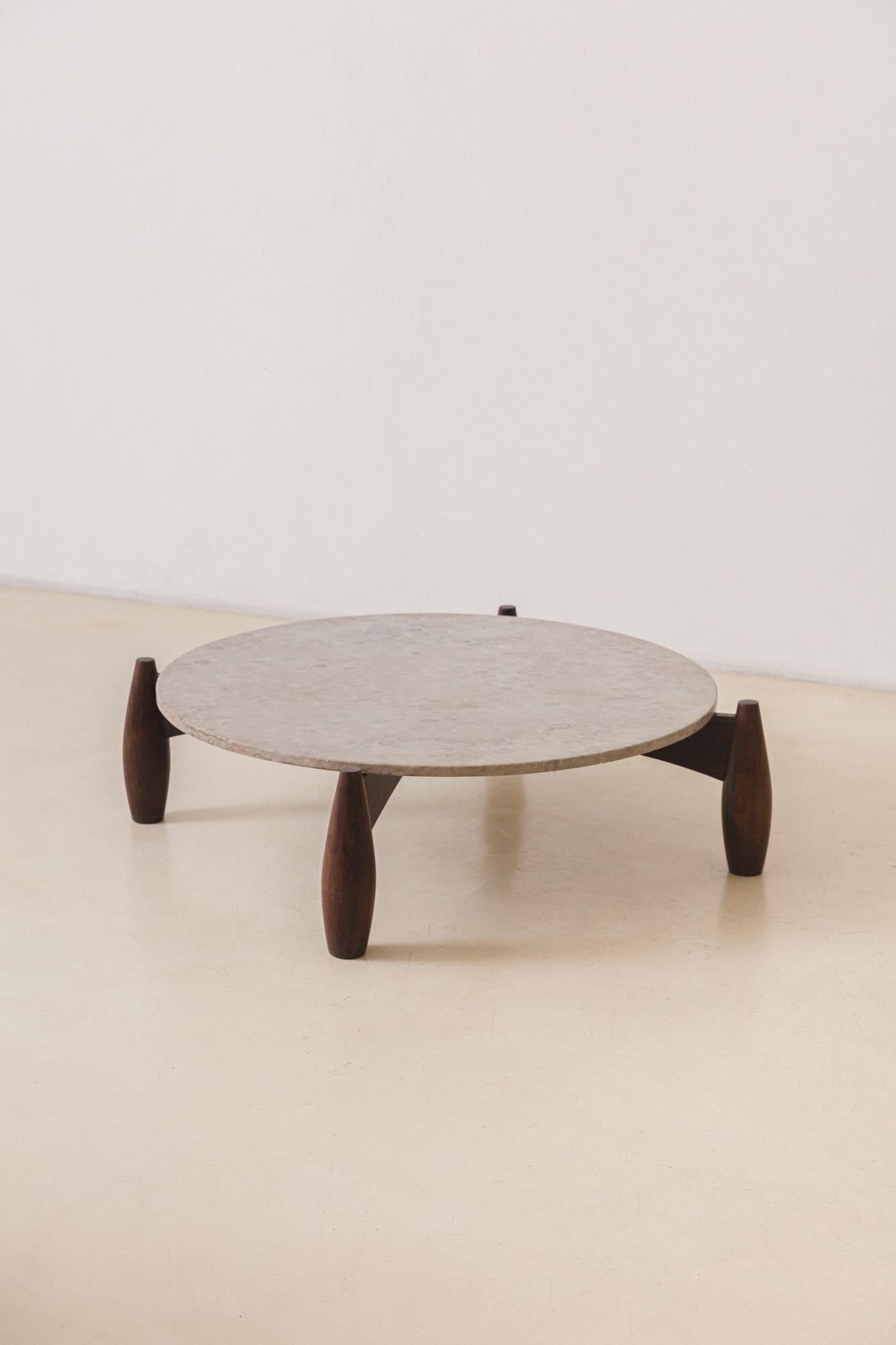 Brésilien Table basse en bois de rose et marbre par Unknown designer, Midentury brésilien, 1960s en vente