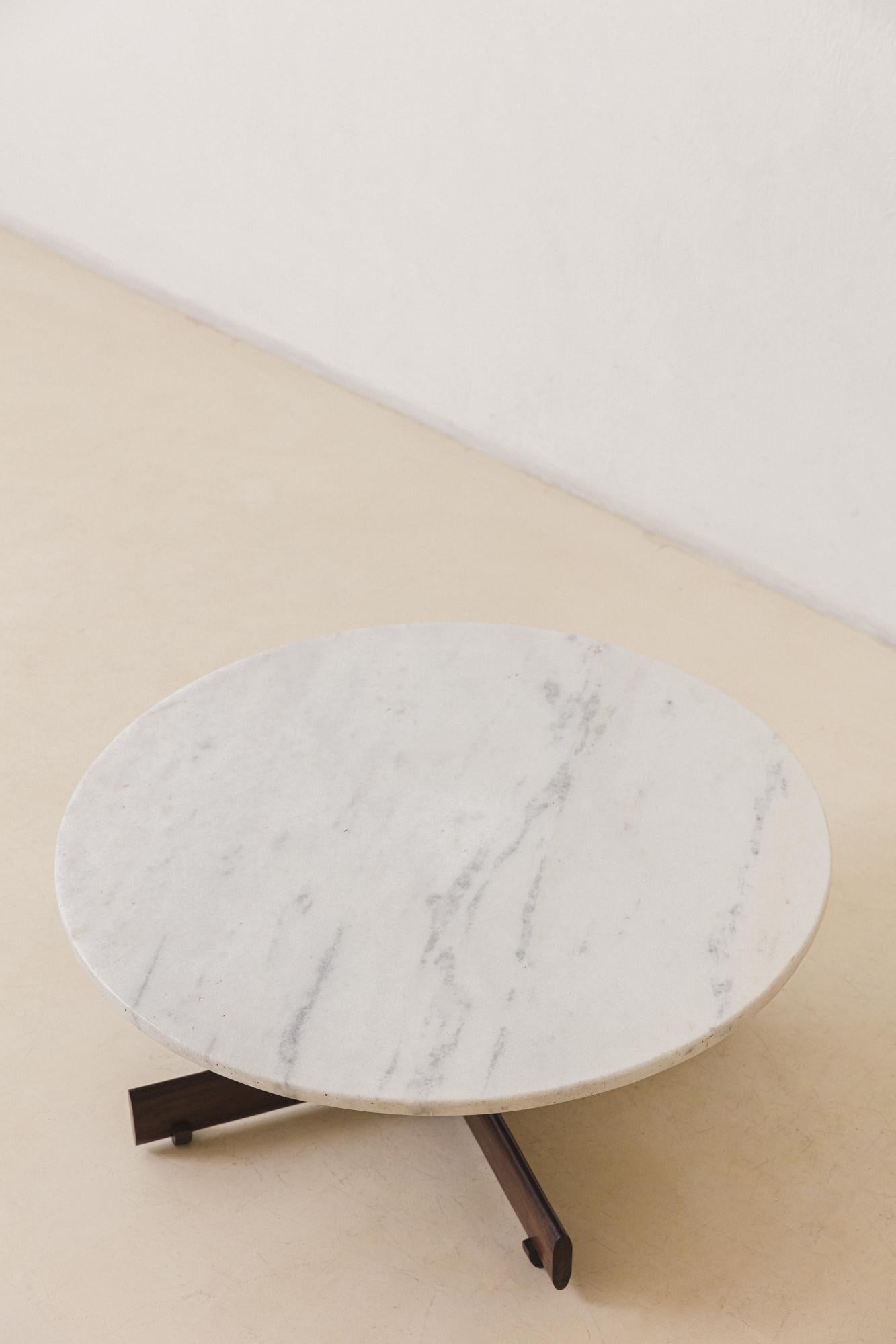 Mid-Century Modern Table basse en bois de rose et marbre, designer inconnu, style brésilien du milieu du siècle, années 1960 en vente