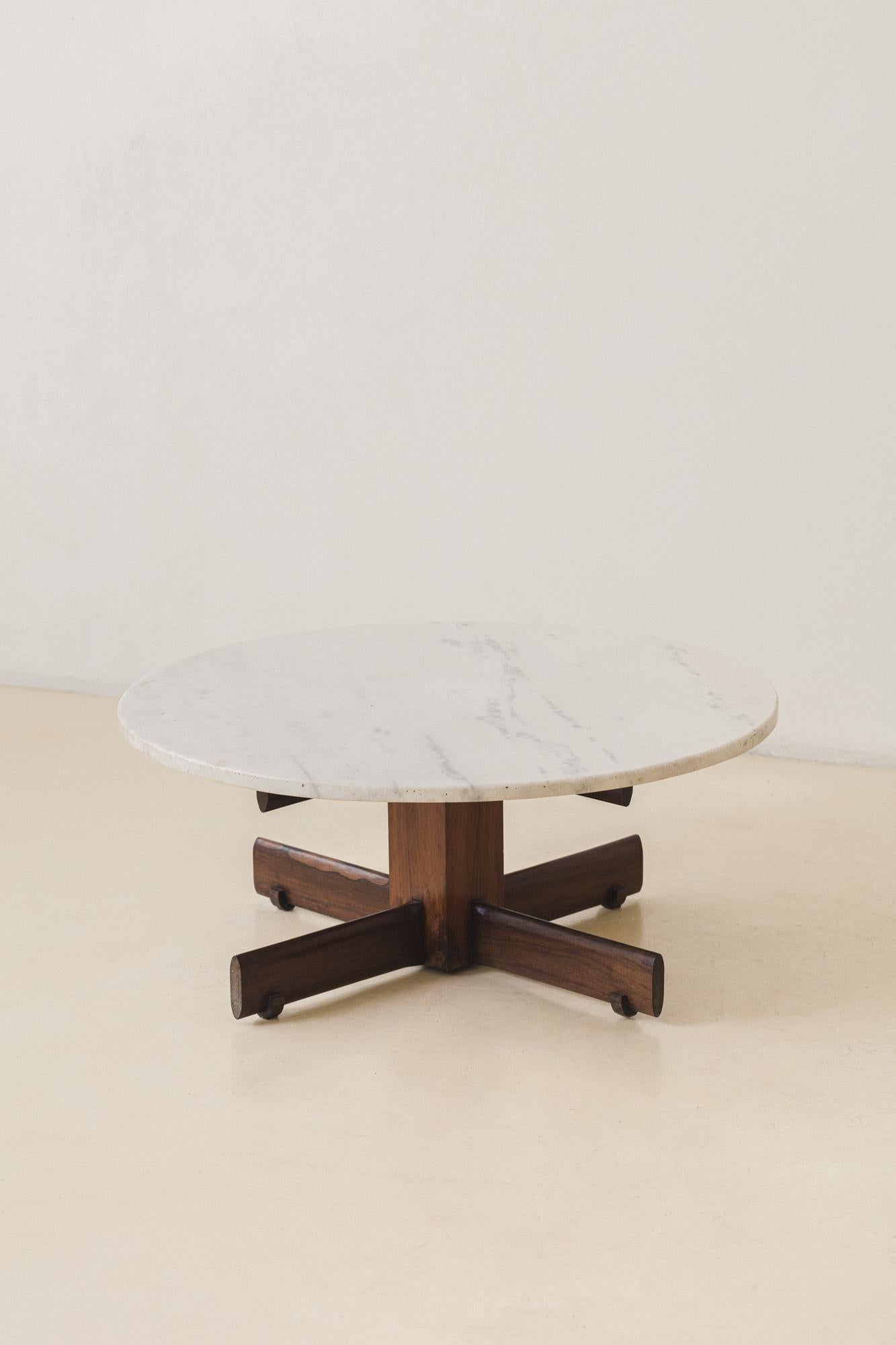 Brésilien Table basse en bois de rose et marbre, designer inconnu, style brésilien du milieu du siècle, années 1960 en vente