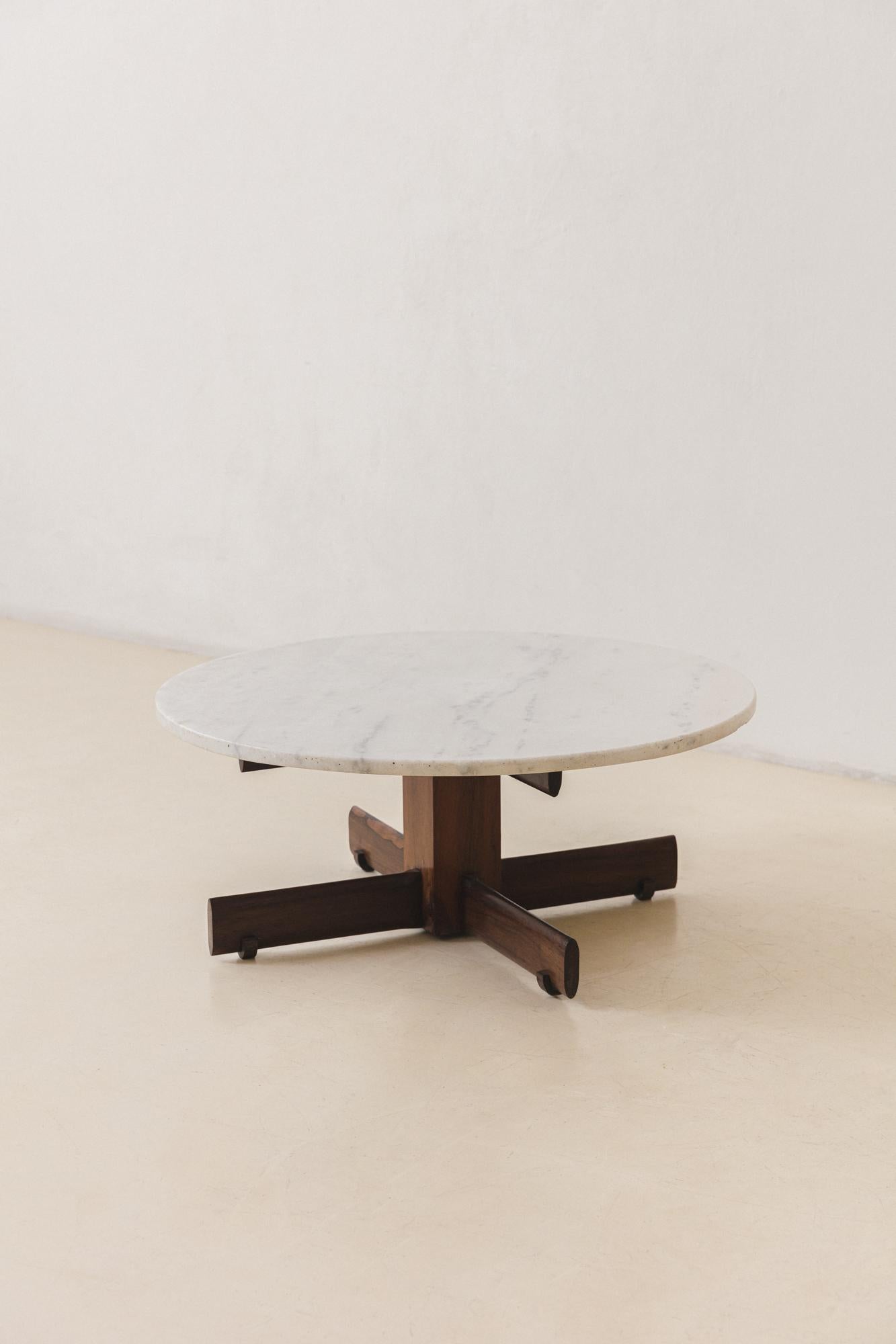 Table basse en bois de rose et marbre, designer inconnu, style brésilien du milieu du siècle, années 1960 Bon état - En vente à New York, NY
