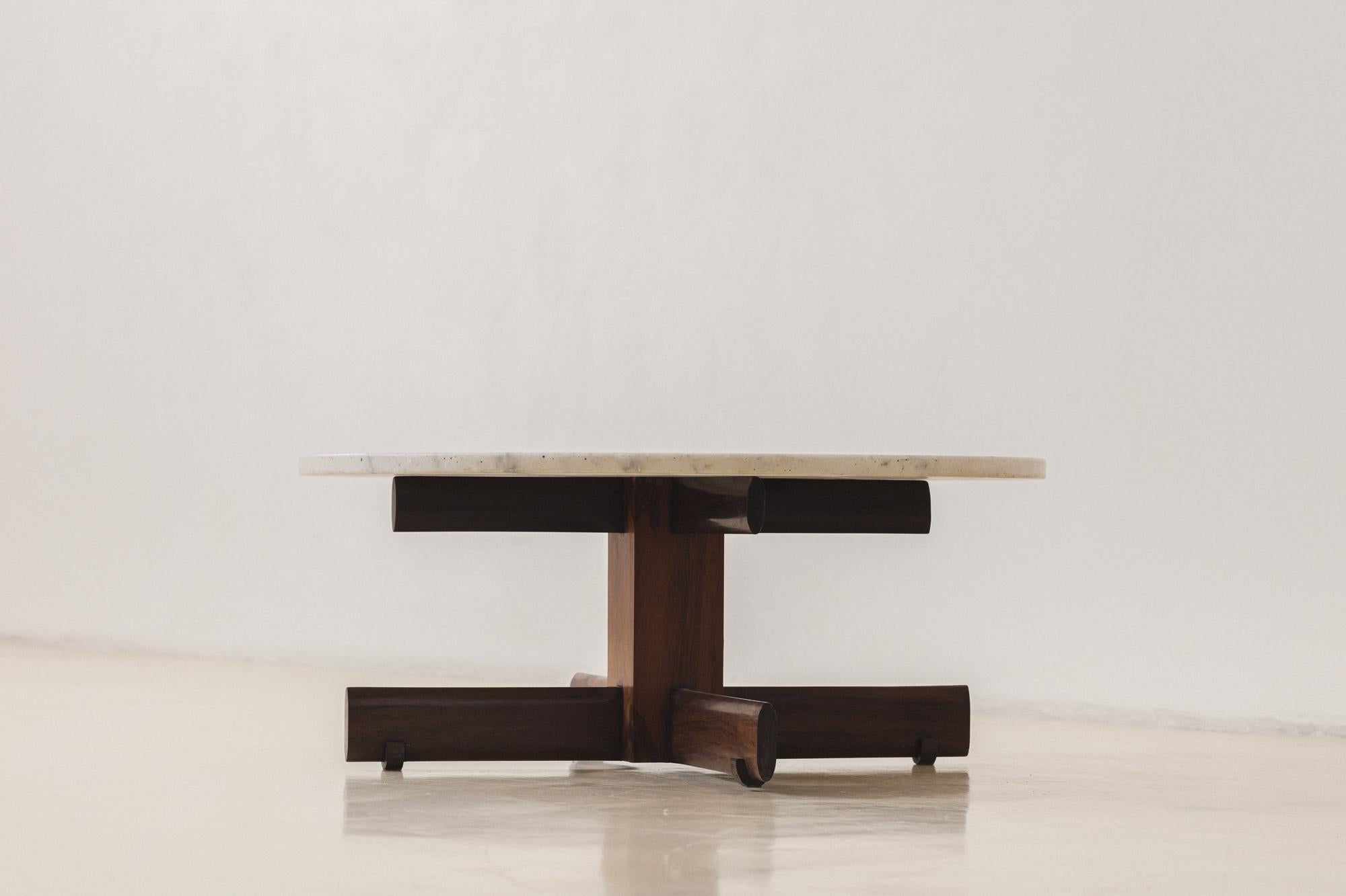 Milieu du XXe siècle Table basse en bois de rose et marbre, designer inconnu, style brésilien du milieu du siècle, années 1960 en vente