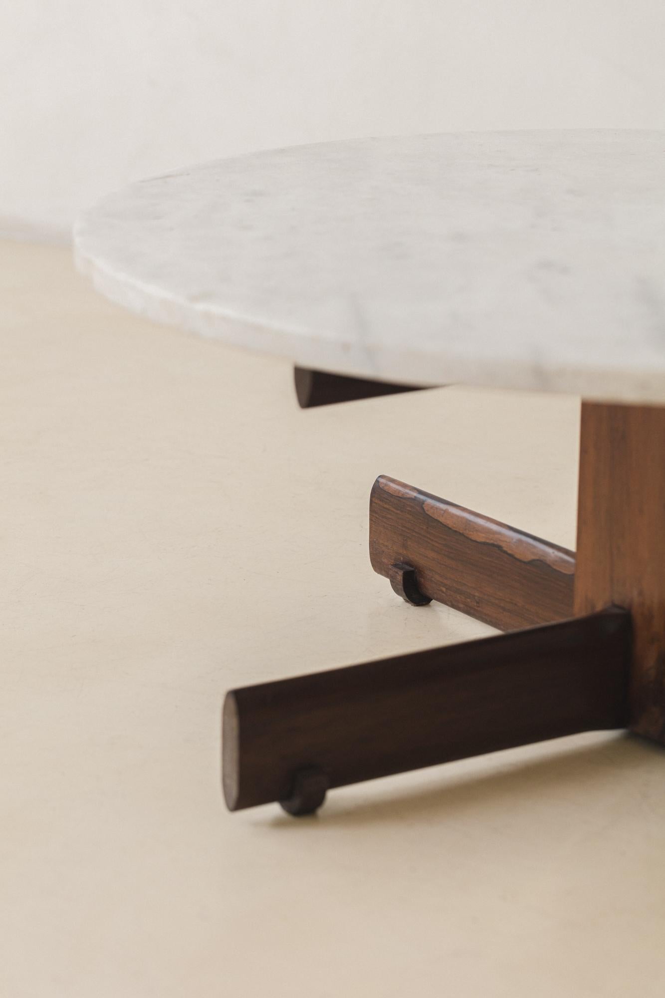 Marbre Table basse en bois de rose et marbre, designer inconnu, style brésilien du milieu du siècle, années 1960 en vente