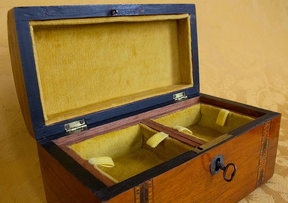 Velvet Jewelry box in native wood and marquetry - Louis Philippe period For Sale