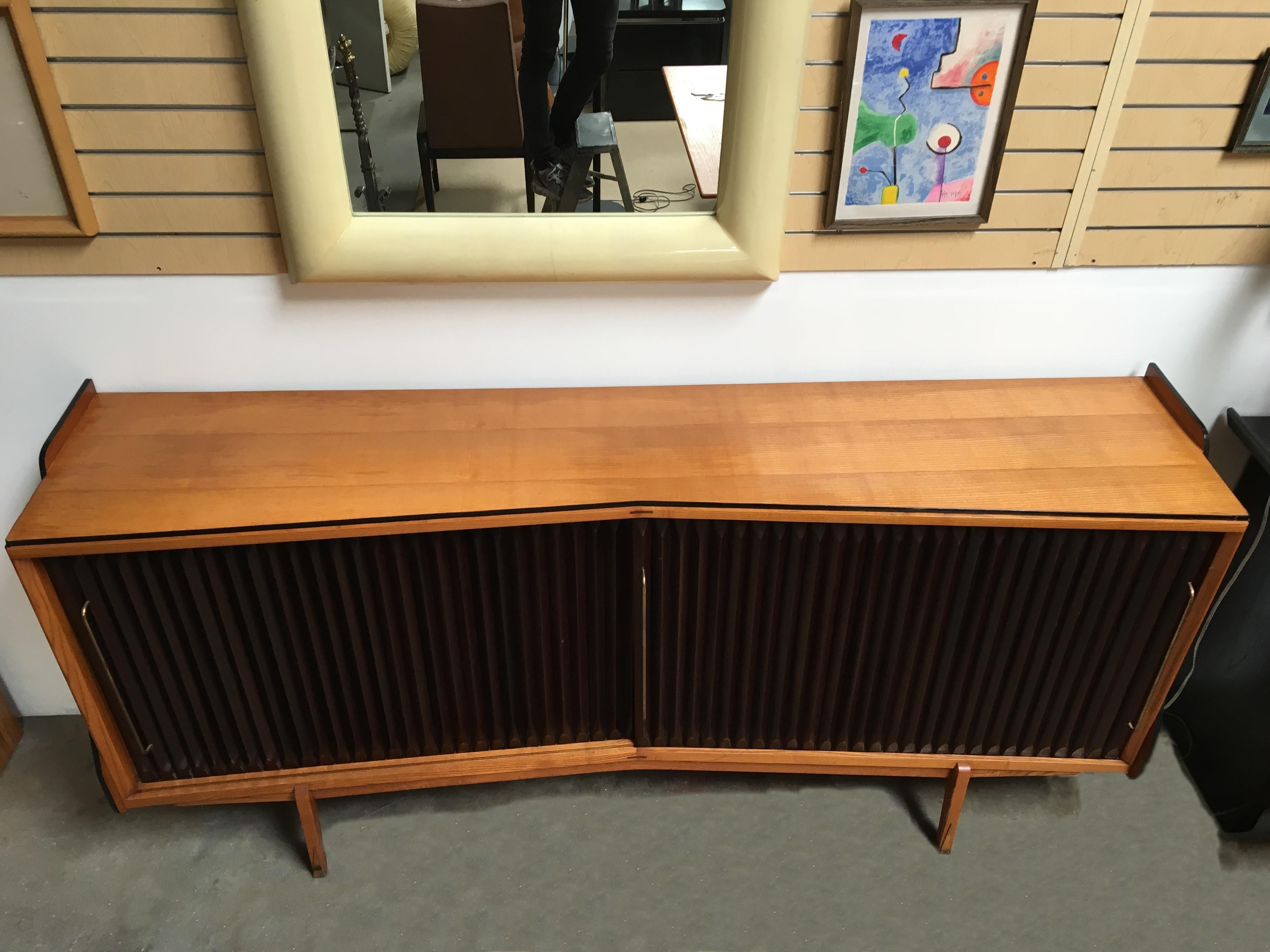 Two tone wooden credenza from 1950s, France.
The piece narrows at its center (D 14.5