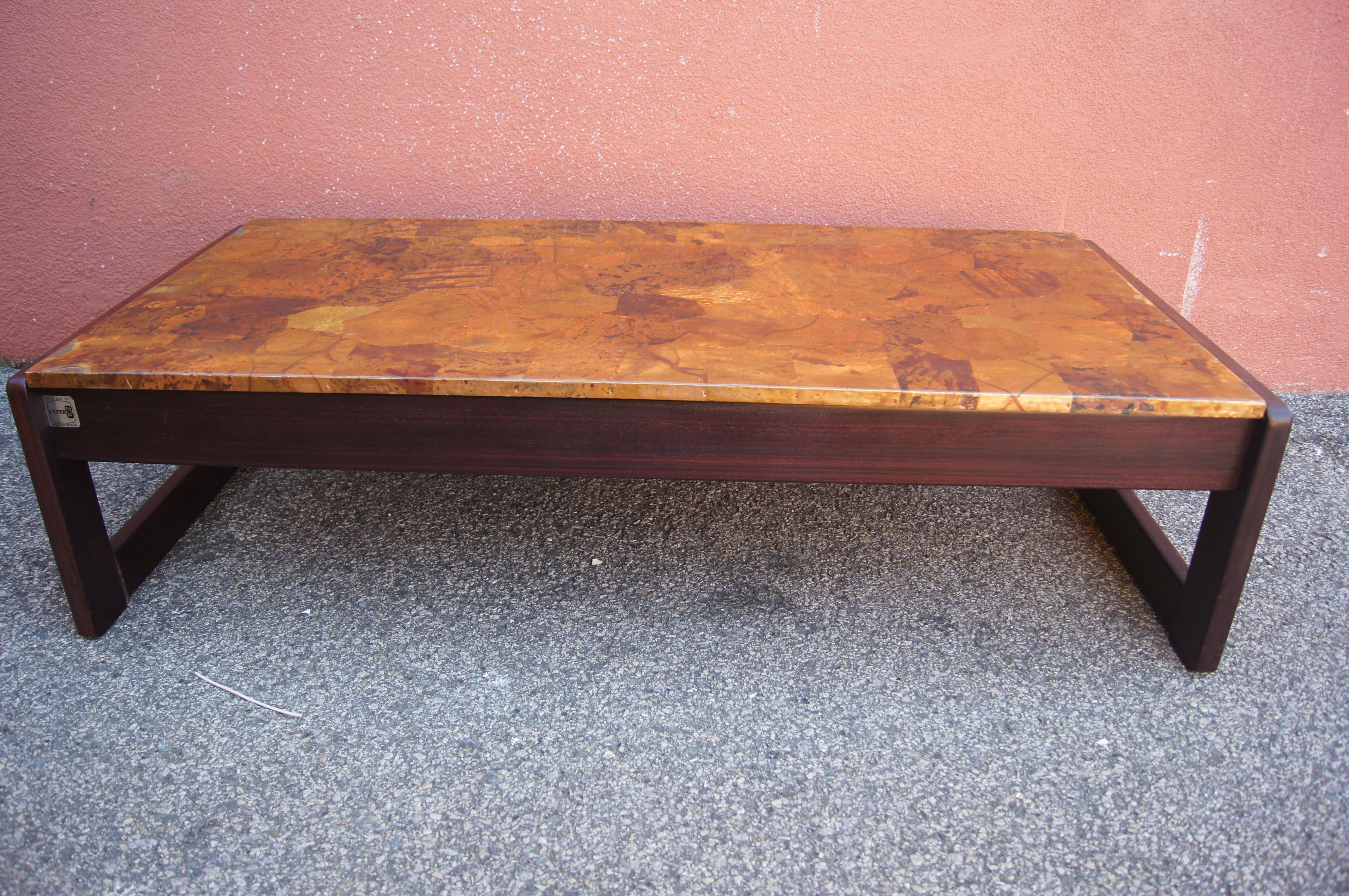 Moderne Table basse en bois de rose et cuivre patchwork de Percival Lafer en vente