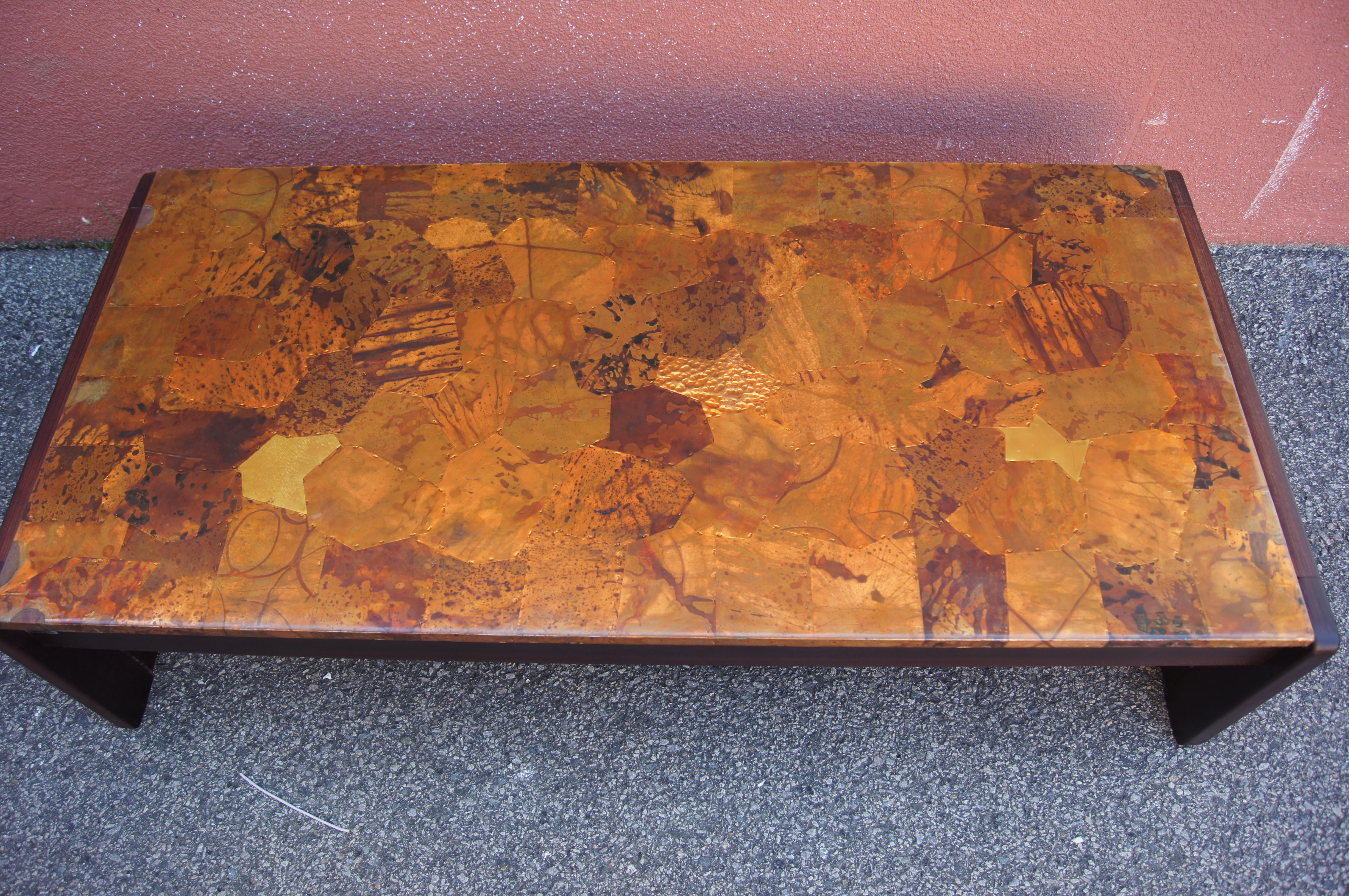 Brésilien Table basse en bois de rose et cuivre patchwork de Percival Lafer en vente