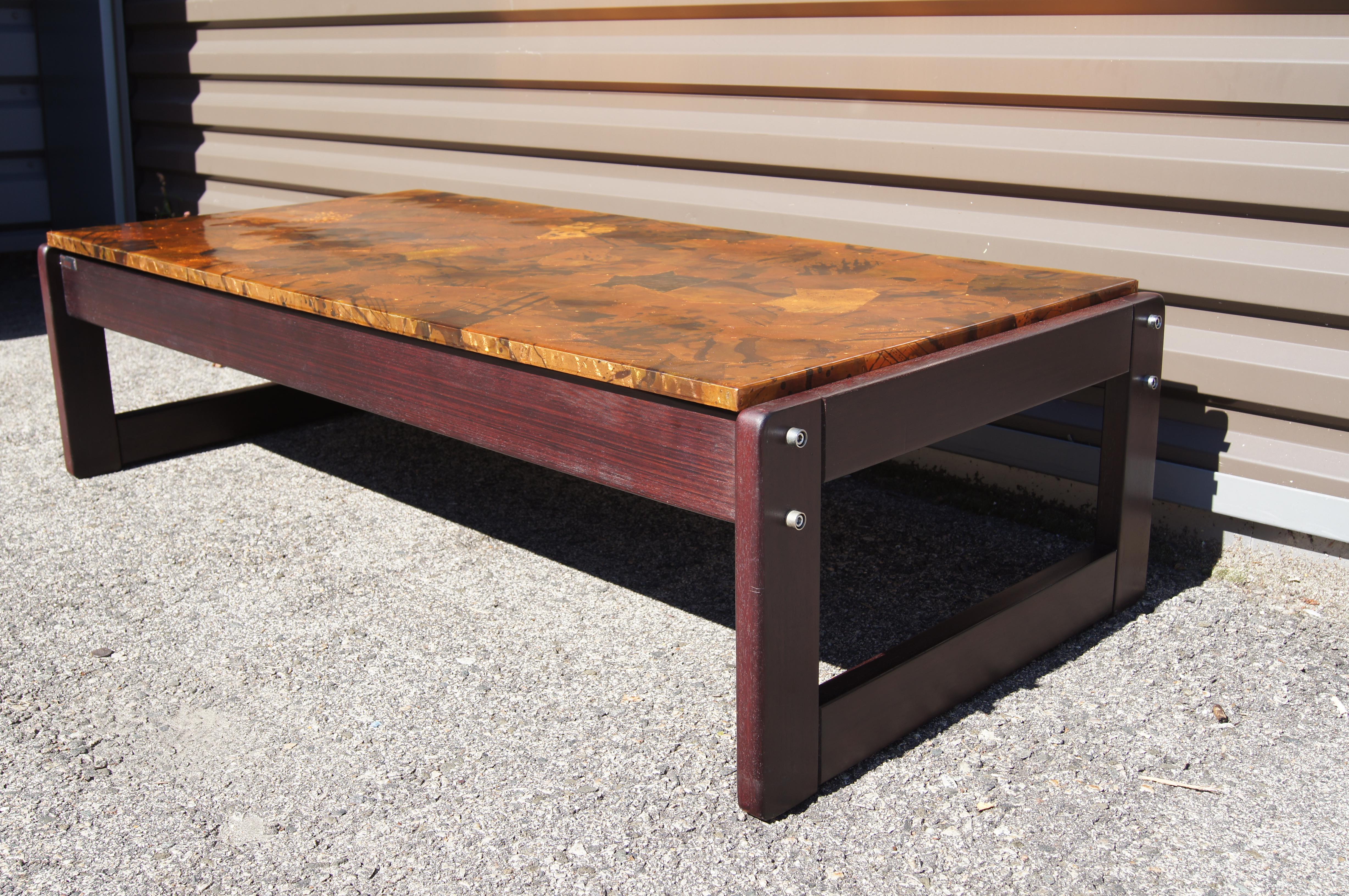 Moderne Table basse en bois de rose et cuivre patchwork de Percival Lafer en vente