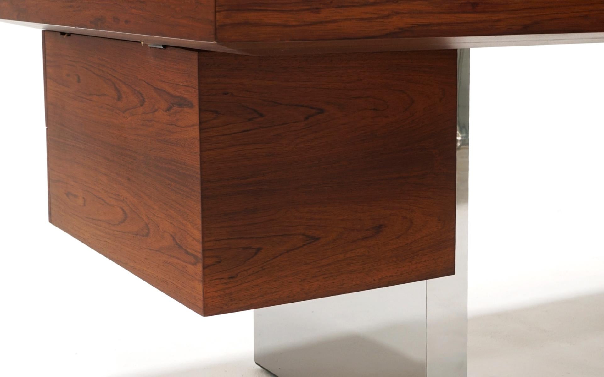 Bureau en bois de rose et aluminium poli de Roger Sprunger pour Dunbar.  Restauré. 3