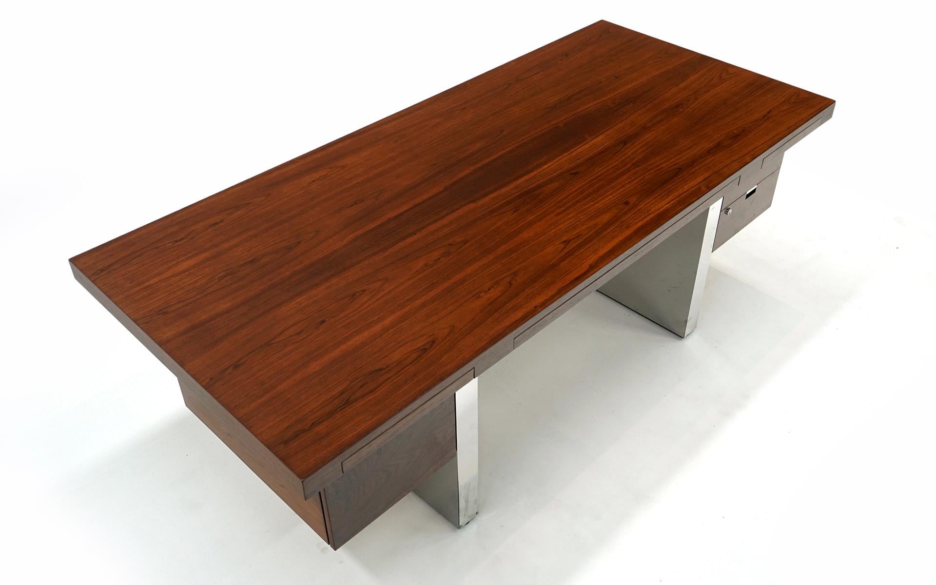 Américain Bureau en bois de rose et aluminium poli de Roger Sprunger pour Dunbar.  Restauré.
