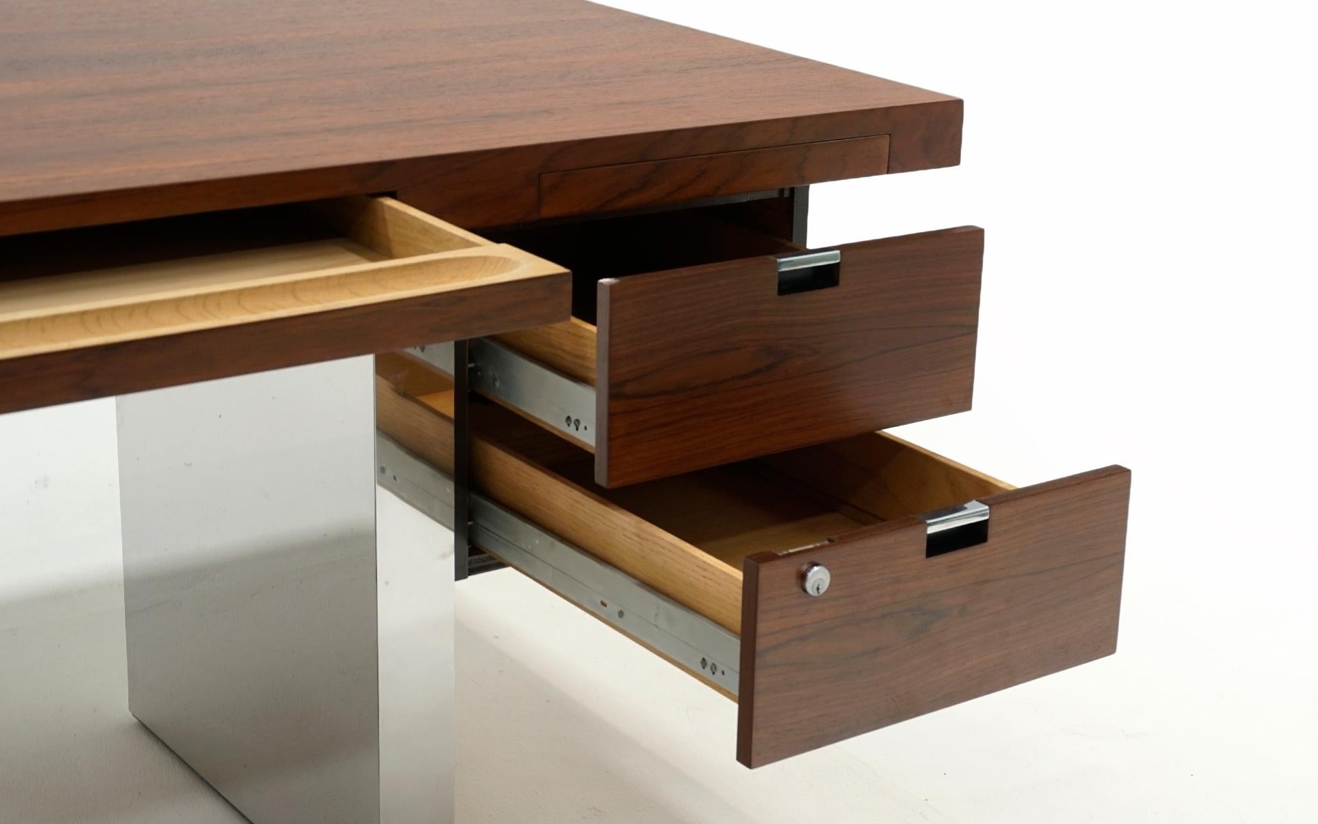 Aluminium Bureau en bois de rose et aluminium poli de Roger Sprunger pour Dunbar.  Restauré.