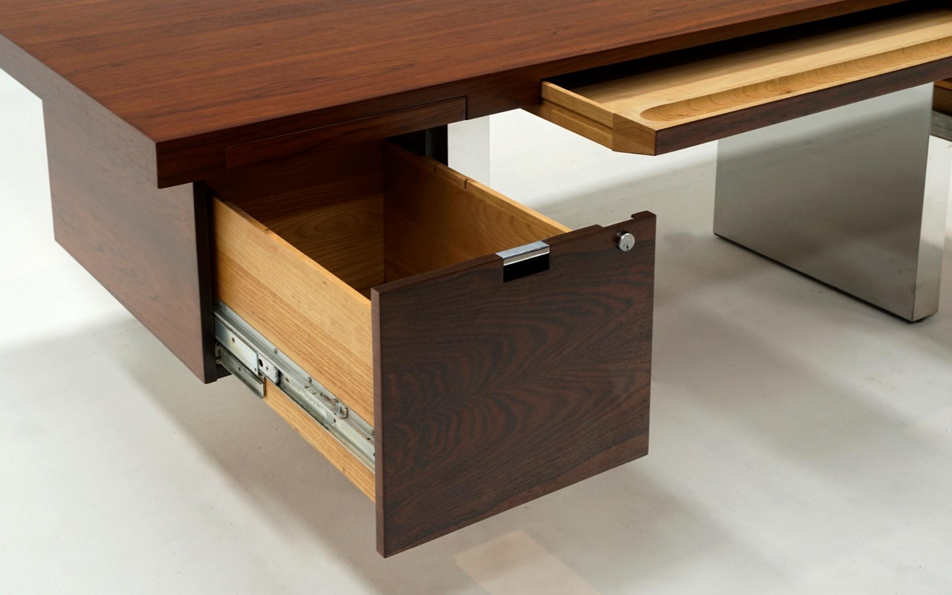 Bureau en bois de rose et aluminium poli de Roger Sprunger pour Dunbar.  Restauré. 1