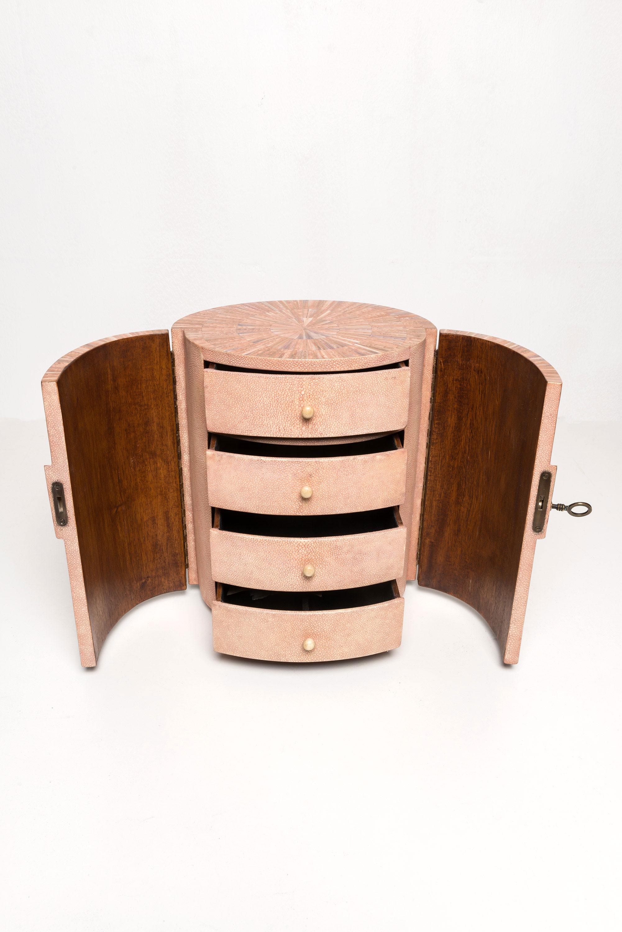 Armoire à bijoux recouverte de bois de rose et de galuchat de R & Y, Augousti, Paris en vente