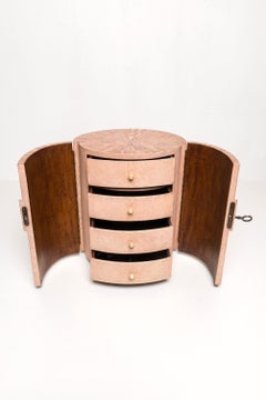 Armoire à bijoux recouverte de bois de rose et de galuchat de R & Y, Augousti, Paris